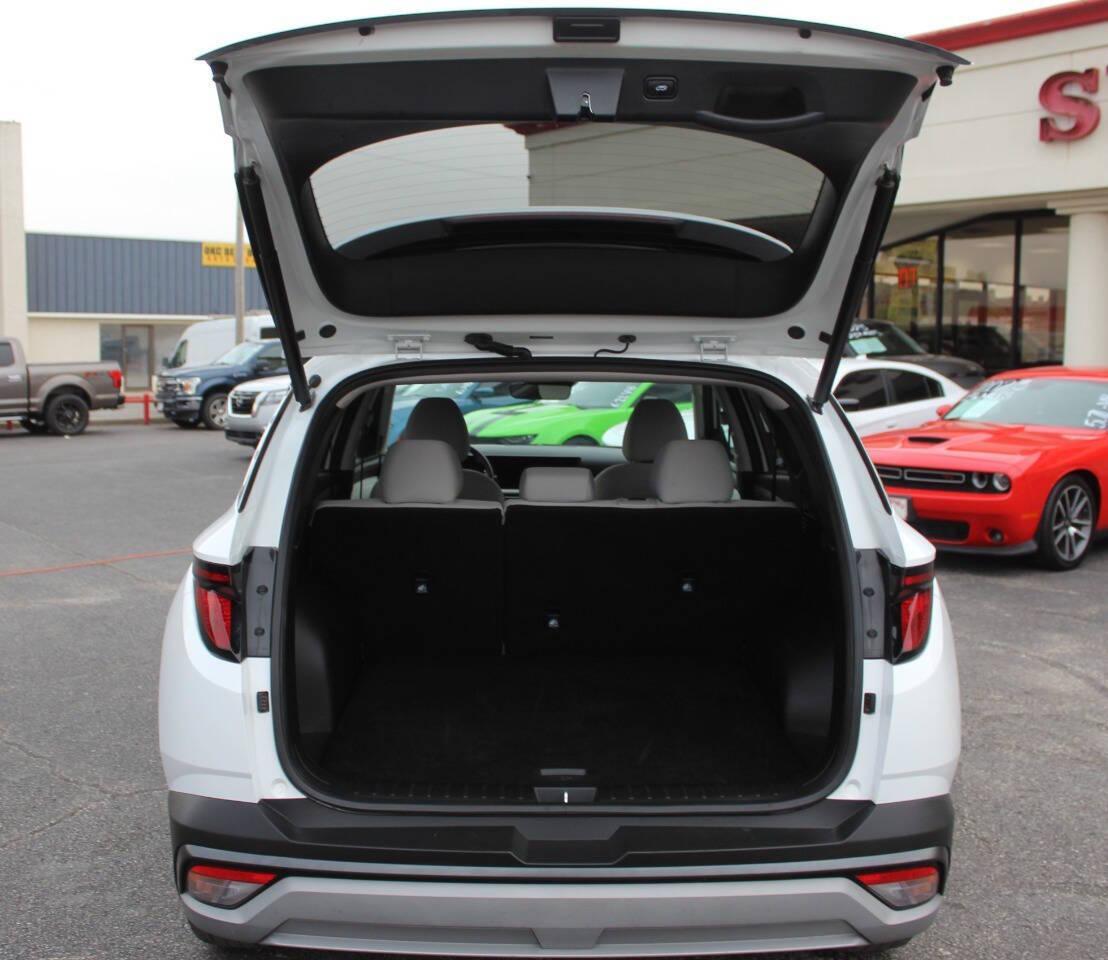 2025 White Hyundai Tucson SEL (5NMJB3DE3SH) with an 2.5L I4 187hp 178ft. lbs. SULEV 2.5L I4 engine, Automatic 8-Speed transmission, located at 4301 NW 39th , Oklahoma City, OK, 73112, (405) 949-5600, 35.512135, -97.598671 - NO DRIVERS LICENCE -NO FULL COVERAGE INSURANCE - NO CREDIT CHECK. COME ON OVER TO SUPERSPORTS, TAKE A LOOK AND TEST DRIVE. PLEASE GIVE US A CALL AT (405) 949-5600. NO LICENCIA DE CONDUCIR - NO SEGURO DE COBERTURA TOTAL - NO VERIFICACION DE CREDITO. VISITENOS EN SUPERSPORTS, MIRE NUESTRO - Photo#12