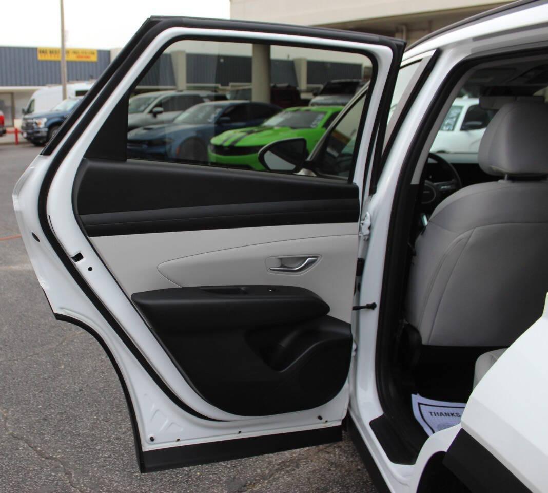 2025 White Hyundai Tucson SEL (5NMJB3DE3SH) with an 2.5L I4 187hp 178ft. lbs. SULEV 2.5L I4 engine, Automatic 8-Speed transmission, located at 4301 NW 39th , Oklahoma City, OK, 73112, (405) 949-5600, 35.512135, -97.598671 - NO DRIVERS LICENCE -NO FULL COVERAGE INSURANCE - NO CREDIT CHECK. COME ON OVER TO SUPERSPORTS, TAKE A LOOK AND TEST DRIVE. PLEASE GIVE US A CALL AT (405) 949-5600. NO LICENCIA DE CONDUCIR - NO SEGURO DE COBERTURA TOTAL - NO VERIFICACION DE CREDITO. VISITENOS EN SUPERSPORTS, MIRE NUESTRO - Photo#15
