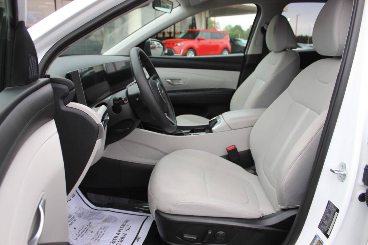 2025 White Hyundai Tucson SEL (5NMJB3DE3SH) with an 2.5L I4 187hp 178ft. lbs. SULEV 2.5L I4 engine, Automatic 8-Speed transmission, located at 4301 NW 39th , Oklahoma City, OK, 73112, (405) 949-5600, 35.512135, -97.598671 - NO DRIVERS LICENCE -NO FULL COVERAGE INSURANCE - NO CREDIT CHECK. COME ON OVER TO SUPERSPORTS, TAKE A LOOK AND TEST DRIVE. PLEASE GIVE US A CALL AT (405) 949-5600. NO LICENCIA DE CONDUCIR - NO SEGURO DE COBERTURA TOTAL - NO VERIFICACION DE CREDITO. VISITENOS EN SUPERSPORTS, MIRE NUESTRO - Photo#16