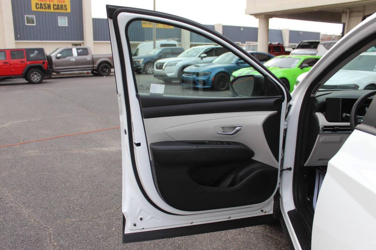2025 White Hyundai Tucson SEL (5NMJB3DE3SH) with an 2.5L I4 187hp 178ft. lbs. SULEV 2.5L I4 engine, Automatic 8-Speed transmission, located at 4301 NW 39th , Oklahoma City, OK, 73112, (405) 949-5600, 35.512135, -97.598671 - NO DRIVERS LICENCE -NO FULL COVERAGE INSURANCE - NO CREDIT CHECK. COME ON OVER TO SUPERSPORTS, TAKE A LOOK AND TEST DRIVE. PLEASE GIVE US A CALL AT (405) 949-5600. NO LICENCIA DE CONDUCIR - NO SEGURO DE COBERTURA TOTAL - NO VERIFICACION DE CREDITO. VISITENOS EN SUPERSPORTS, MIRE NUESTRO - Photo#17