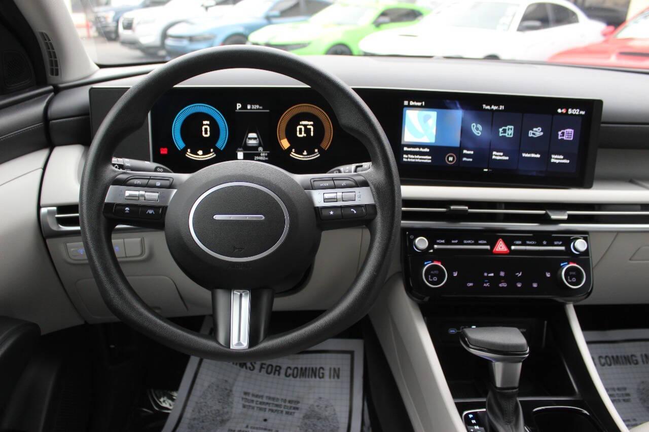 2025 White Hyundai Tucson SEL (5NMJB3DE3SH) with an 2.5L I4 187hp 178ft. lbs. SULEV 2.5L I4 engine, Automatic 8-Speed transmission, located at 4301 NW 39th , Oklahoma City, OK, 73112, (405) 949-5600, 35.512135, -97.598671 - NO DRIVERS LICENCE -NO FULL COVERAGE INSURANCE - NO CREDIT CHECK. COME ON OVER TO SUPERSPORTS, TAKE A LOOK AND TEST DRIVE. PLEASE GIVE US A CALL AT (405) 949-5600. NO LICENCIA DE CONDUCIR - NO SEGURO DE COBERTURA TOTAL - NO VERIFICACION DE CREDITO. VISITENOS EN SUPERSPORTS, MIRE NUESTRO - Photo#19