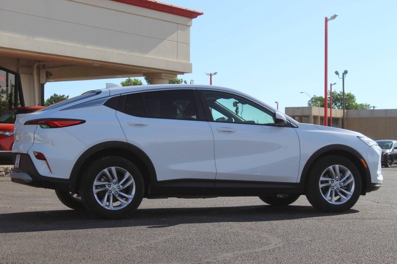 2025 White Buick Envista Preferred (KL47LAEPXSB) with an ECOTEC 1.2L Flex Fuel Turbo I3 137hp 162ft. lbs. 1.2L I3 engine, Automatic 6-Speed transmission, located at 4301 NW 39th , Oklahoma City, OK, 73112, (405) 949-5600, 35.512135, -97.598671 - NO DRIVERS LICENCE -NO FULL COVERAGE INSURANCE - NO CREDIT CHECK. COME ON OVER TO SUPERSPORTS, TAKE A LOOK AND TEST DRIVE. PLEASE GIVE US A CALL AT (405) 949-5600. NO LICENCIA DE CONDUCIR - NO SEGURO DE COBERTURA TOTAL - NO VERIFICACION DE CREDITO. VISITENOS EN SUPERSPORTS, MIRE NUESTRO - Photo#2