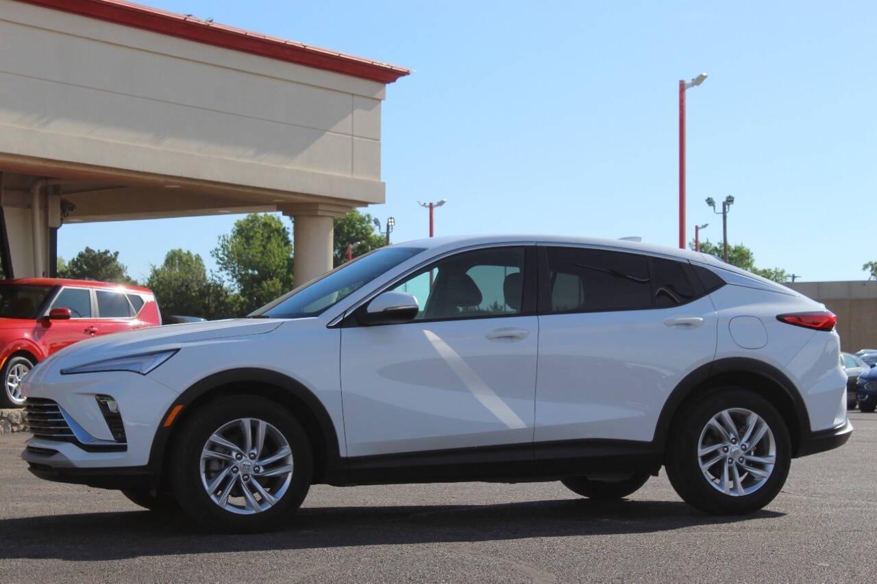 2025 White Buick Envista Preferred (KL47LAEPXSB) with an ECOTEC 1.2L Flex Fuel Turbo I3 137hp 162ft. lbs. 1.2L I3 engine, Automatic 6-Speed transmission, located at 4301 NW 39th , Oklahoma City, OK, 73112, (405) 949-5600, 35.512135, -97.598671 - NO DRIVERS LICENCE -NO FULL COVERAGE INSURANCE - NO CREDIT CHECK. COME ON OVER TO SUPERSPORTS, TAKE A LOOK AND TEST DRIVE. PLEASE GIVE US A CALL AT (405) 949-5600. NO LICENCIA DE CONDUCIR - NO SEGURO DE COBERTURA TOTAL - NO VERIFICACION DE CREDITO. VISITENOS EN SUPERSPORTS, MIRE NUESTRO - Photo#5