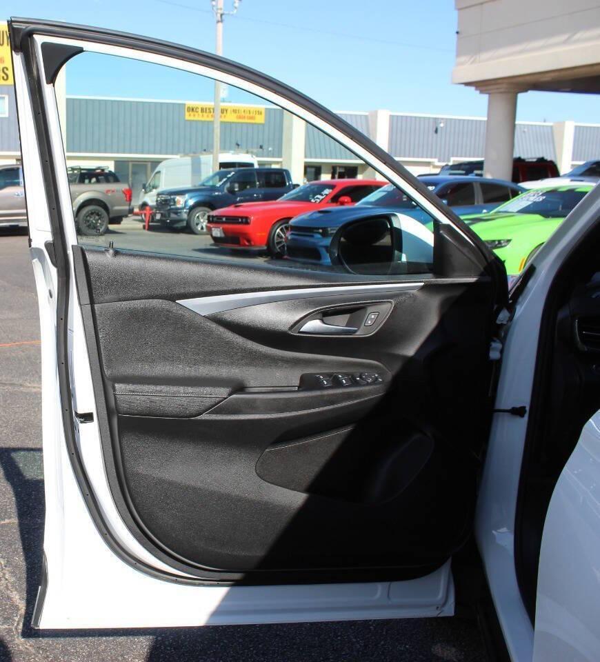 2025 White Buick Envista Preferred (KL47LAEPXSB) with an ECOTEC 1.2L Flex Fuel Turbo I3 137hp 162ft. lbs. 1.2L I3 engine, Automatic 6-Speed transmission, located at 4301 NW 39th , Oklahoma City, OK, 73112, (405) 949-5600, 35.512135, -97.598671 - NO DRIVERS LICENCE -NO FULL COVERAGE INSURANCE - NO CREDIT CHECK. COME ON OVER TO SUPERSPORTS, TAKE A LOOK AND TEST DRIVE. PLEASE GIVE US A CALL AT (405) 949-5600. NO LICENCIA DE CONDUCIR - NO SEGURO DE COBERTURA TOTAL - NO VERIFICACION DE CREDITO. VISITENOS EN SUPERSPORTS, MIRE NUESTRO - Photo#18