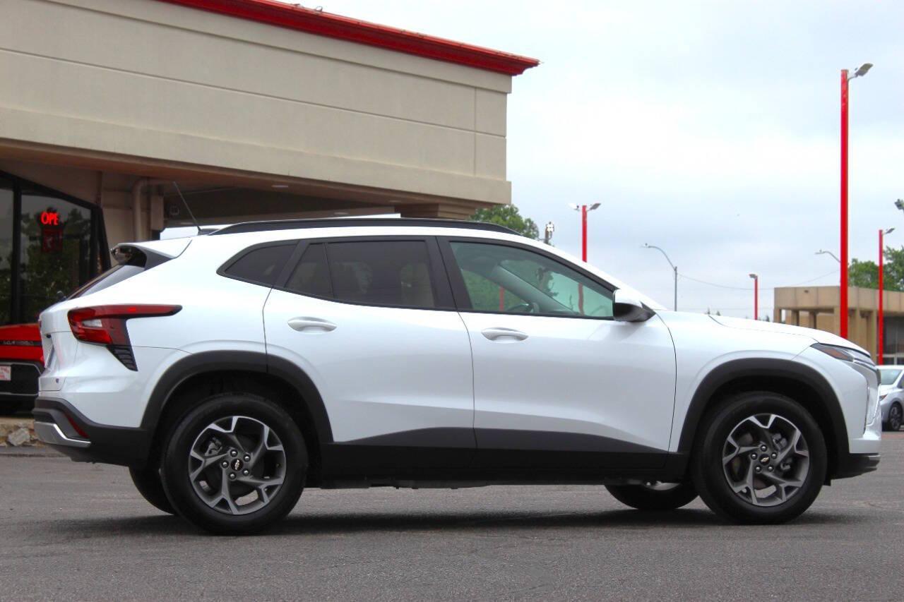 2025 White Chevrolet Trax LT (KL77LHEPXSC) with an ECOTEC 1.2L Flex Fuel Turbo I3 137hp 162ft. lbs. 1.2L I3 engine, Automatic 6-Speed transmission, located at 4301 NW 39th , Oklahoma City, OK, 73112, (405) 949-5600, 35.512135, -97.598671 - NO DRIVERS LICENCE -NO FULL COVERAGE INSURANCE - NO CREDIT CHECK. COME ON OVER TO SUPERSPORTS, TAKE A LOOK AND TEST DRIVE. PLEASE GIVE US A CALL AT (405) 949-5600. NO LICENCIA DE CONDUCIR - NO SEGURO DE COBERTURA TOTAL - NO VERIFICACION DE CREDITO. VISITENOS EN SUPERSPORTS, MIRE NUESTRO - Photo#2