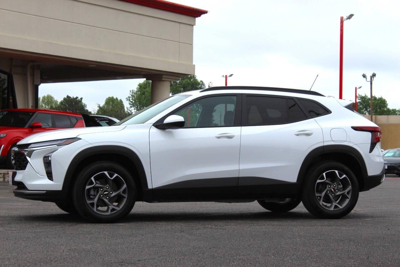 2025 White Chevrolet Trax LT (KL77LHEPXSC) with an ECOTEC 1.2L Flex Fuel Turbo I3 137hp 162ft. lbs. 1.2L I3 engine, Automatic 6-Speed transmission, located at 4301 NW 39th , Oklahoma City, OK, 73112, (405) 949-5600, 35.512135, -97.598671 - NO DRIVERS LICENCE -NO FULL COVERAGE INSURANCE - NO CREDIT CHECK. COME ON OVER TO SUPERSPORTS, TAKE A LOOK AND TEST DRIVE. PLEASE GIVE US A CALL AT (405) 949-5600. NO LICENCIA DE CONDUCIR - NO SEGURO DE COBERTURA TOTAL - NO VERIFICACION DE CREDITO. VISITENOS EN SUPERSPORTS, MIRE NUESTRO - Photo#5