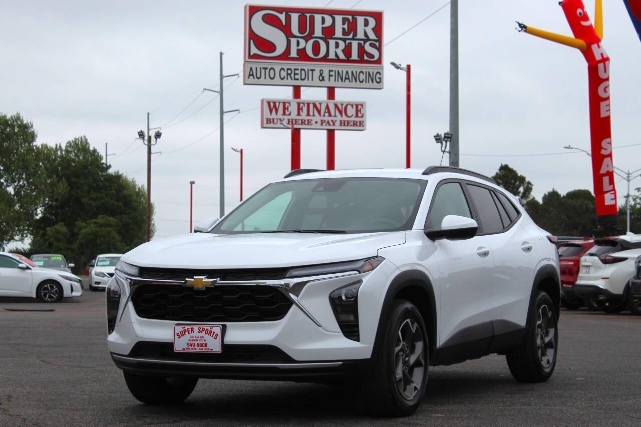 2025 White Chevrolet Trax LT (KL77LHEPXSC) with an ECOTEC 1.2L Flex Fuel Turbo I3 137hp 162ft. lbs. 1.2L I3 engine, Automatic 6-Speed transmission, located at 4301 NW 39th , Oklahoma City, OK, 73112, (405) 949-5600, 35.512135, -97.598671 - NO DRIVERS LICENCE -NO FULL COVERAGE INSURANCE - NO CREDIT CHECK. COME ON OVER TO SUPERSPORTS, TAKE A LOOK AND TEST DRIVE. PLEASE GIVE US A CALL AT (405) 949-5600. NO LICENCIA DE CONDUCIR - NO SEGURO DE COBERTURA TOTAL - NO VERIFICACION DE CREDITO. VISITENOS EN SUPERSPORTS, MIRE NUESTRO - Photo#6