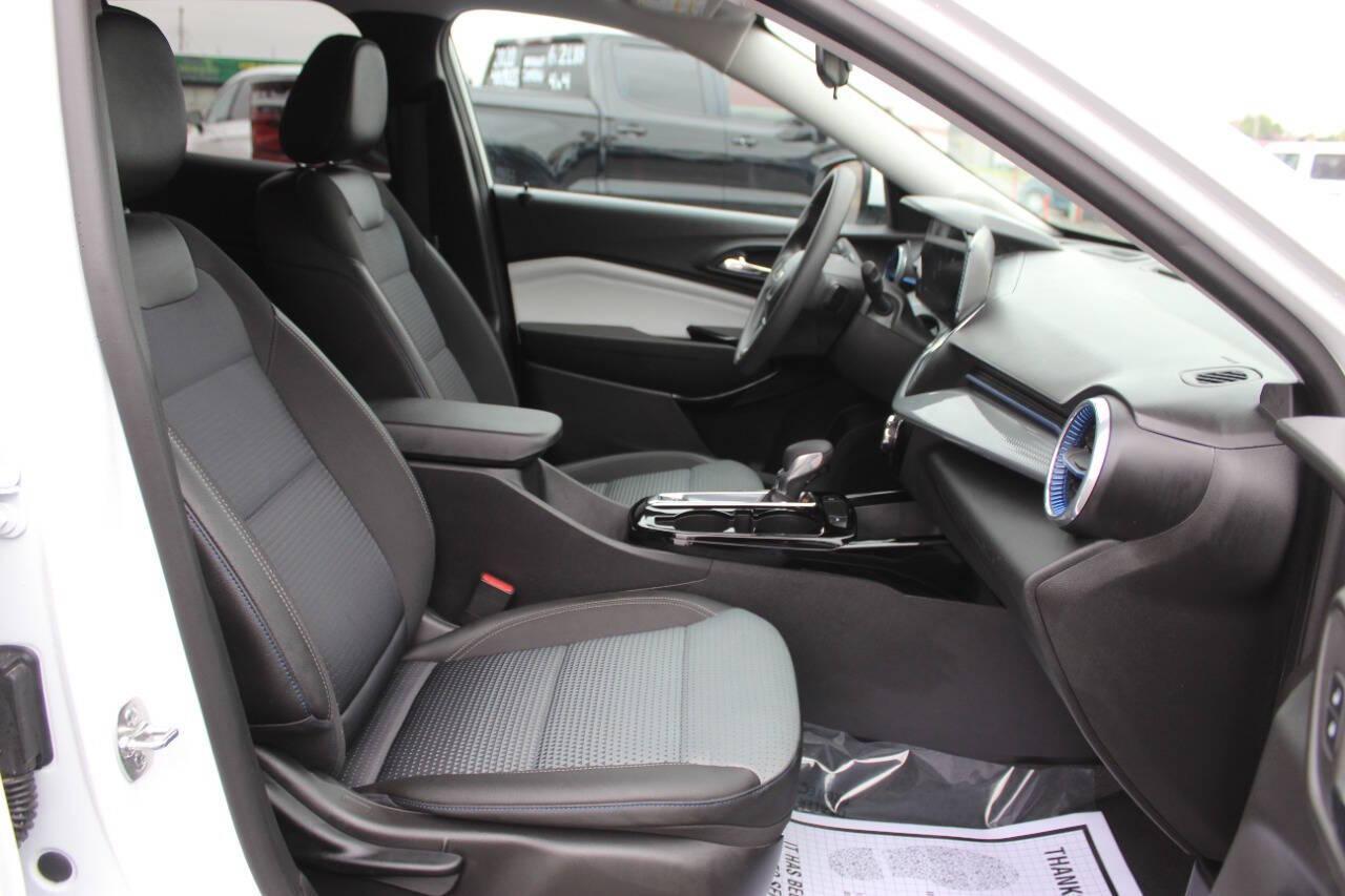 2025 White Chevrolet Trax LT (KL77LHEPXSC) with an ECOTEC 1.2L Flex Fuel Turbo I3 137hp 162ft. lbs. 1.2L I3 engine, Automatic 6-Speed transmission, located at 4301 NW 39th , Oklahoma City, OK, 73112, (405) 949-5600, 35.512135, -97.598671 - NO DRIVERS LICENCE -NO FULL COVERAGE INSURANCE - NO CREDIT CHECK. COME ON OVER TO SUPERSPORTS, TAKE A LOOK AND TEST DRIVE. PLEASE GIVE US A CALL AT (405) 949-5600. NO LICENCIA DE CONDUCIR - NO SEGURO DE COBERTURA TOTAL - NO VERIFICACION DE CREDITO. VISITENOS EN SUPERSPORTS, MIRE NUESTRO - Photo#8