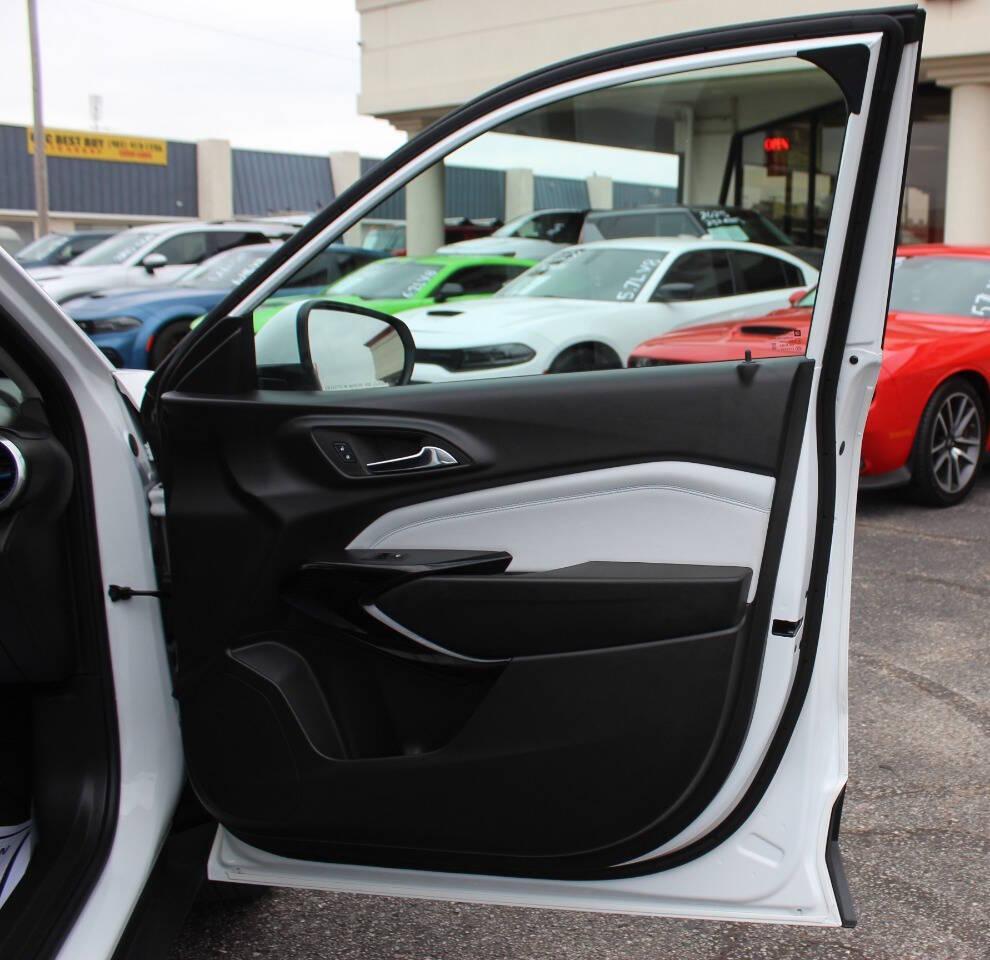 2025 White Chevrolet Trax LT (KL77LHEPXSC) with an ECOTEC 1.2L Flex Fuel Turbo I3 137hp 162ft. lbs. 1.2L I3 engine, Automatic 6-Speed transmission, located at 4301 NW 39th , Oklahoma City, OK, 73112, (405) 949-5600, 35.512135, -97.598671 - NO DRIVERS LICENCE -NO FULL COVERAGE INSURANCE - NO CREDIT CHECK. COME ON OVER TO SUPERSPORTS, TAKE A LOOK AND TEST DRIVE. PLEASE GIVE US A CALL AT (405) 949-5600. NO LICENCIA DE CONDUCIR - NO SEGURO DE COBERTURA TOTAL - NO VERIFICACION DE CREDITO. VISITENOS EN SUPERSPORTS, MIRE NUESTRO - Photo#9