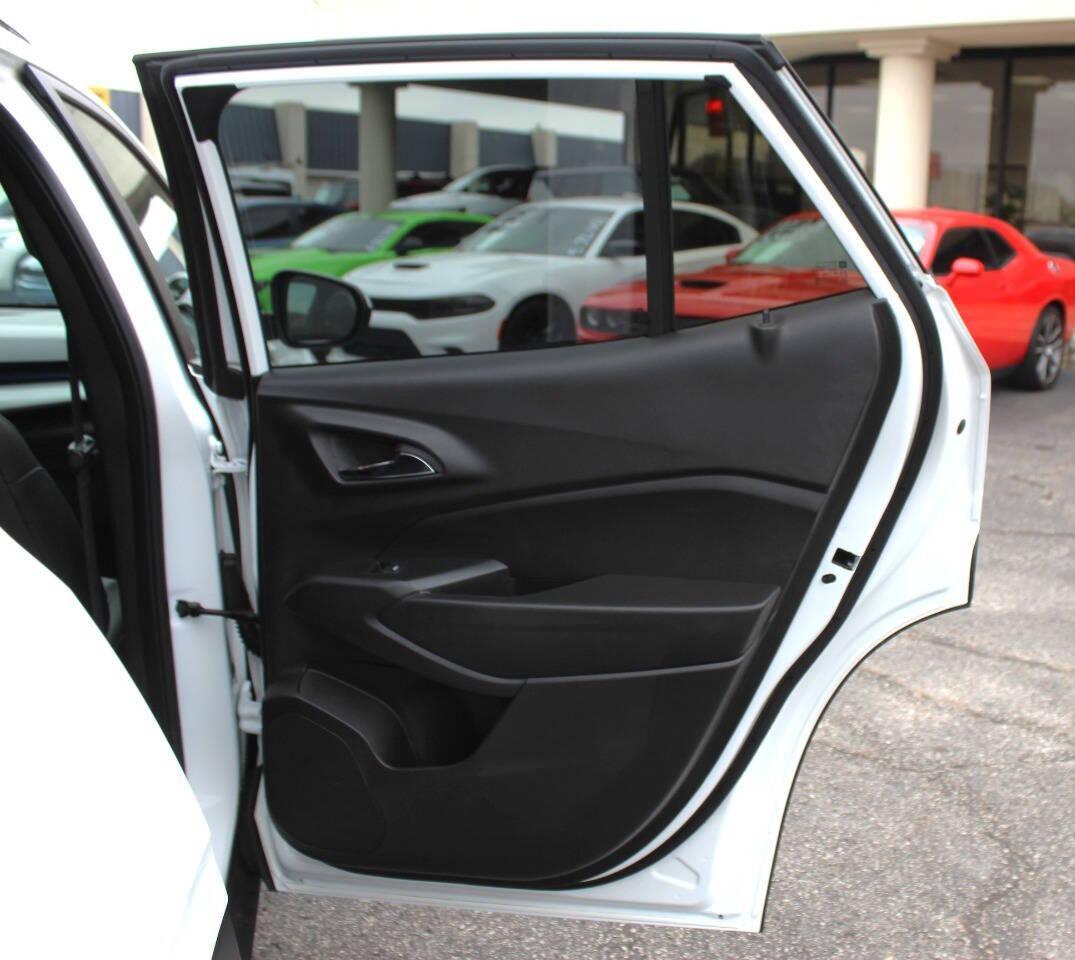 2025 White Chevrolet Trax LT (KL77LHEPXSC) with an ECOTEC 1.2L Flex Fuel Turbo I3 137hp 162ft. lbs. 1.2L I3 engine, Automatic 6-Speed transmission, located at 4301 NW 39th , Oklahoma City, OK, 73112, (405) 949-5600, 35.512135, -97.598671 - NO DRIVERS LICENCE -NO FULL COVERAGE INSURANCE - NO CREDIT CHECK. COME ON OVER TO SUPERSPORTS, TAKE A LOOK AND TEST DRIVE. PLEASE GIVE US A CALL AT (405) 949-5600. NO LICENCIA DE CONDUCIR - NO SEGURO DE COBERTURA TOTAL - NO VERIFICACION DE CREDITO. VISITENOS EN SUPERSPORTS, MIRE NUESTRO - Photo#11