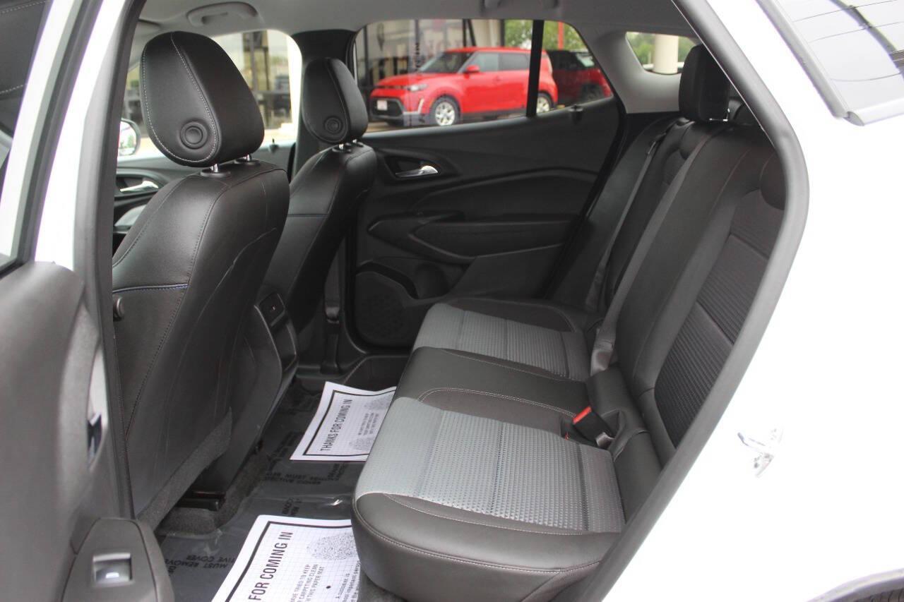 2025 White Chevrolet Trax LT (KL77LHEPXSC) with an ECOTEC 1.2L Flex Fuel Turbo I3 137hp 162ft. lbs. 1.2L I3 engine, Automatic 6-Speed transmission, located at 4301 NW 39th , Oklahoma City, OK, 73112, (405) 949-5600, 35.512135, -97.598671 - NO DRIVERS LICENCE -NO FULL COVERAGE INSURANCE - NO CREDIT CHECK. COME ON OVER TO SUPERSPORTS, TAKE A LOOK AND TEST DRIVE. PLEASE GIVE US A CALL AT (405) 949-5600. NO LICENCIA DE CONDUCIR - NO SEGURO DE COBERTURA TOTAL - NO VERIFICACION DE CREDITO. VISITENOS EN SUPERSPORTS, MIRE NUESTRO - Photo#14