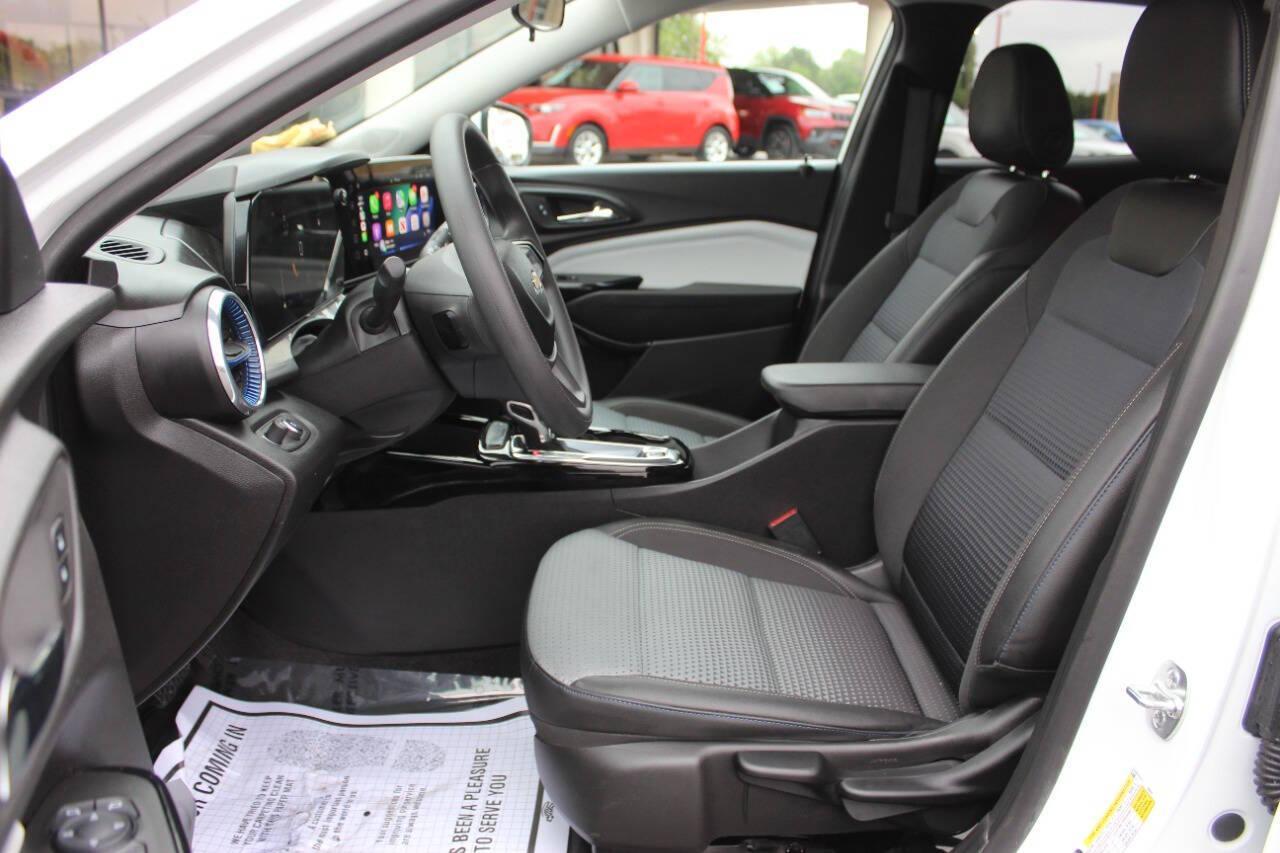 2025 White Chevrolet Trax LT (KL77LHEPXSC) with an ECOTEC 1.2L Flex Fuel Turbo I3 137hp 162ft. lbs. 1.2L I3 engine, Automatic 6-Speed transmission, located at 4301 NW 39th , Oklahoma City, OK, 73112, (405) 949-5600, 35.512135, -97.598671 - NO DRIVERS LICENCE -NO FULL COVERAGE INSURANCE - NO CREDIT CHECK. COME ON OVER TO SUPERSPORTS, TAKE A LOOK AND TEST DRIVE. PLEASE GIVE US A CALL AT (405) 949-5600. NO LICENCIA DE CONDUCIR - NO SEGURO DE COBERTURA TOTAL - NO VERIFICACION DE CREDITO. VISITENOS EN SUPERSPORTS, MIRE NUESTRO - Photo#16