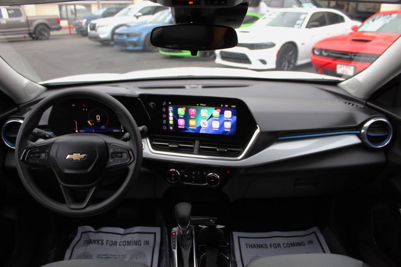 2025 White Chevrolet Trax LT (KL77LHEPXSC) with an ECOTEC 1.2L Flex Fuel Turbo I3 137hp 162ft. lbs. 1.2L I3 engine, Automatic 6-Speed transmission, located at 4301 NW 39th , Oklahoma City, OK, 73112, (405) 949-5600, 35.512135, -97.598671 - NO DRIVERS LICENCE -NO FULL COVERAGE INSURANCE - NO CREDIT CHECK. COME ON OVER TO SUPERSPORTS, TAKE A LOOK AND TEST DRIVE. PLEASE GIVE US A CALL AT (405) 949-5600. NO LICENCIA DE CONDUCIR - NO SEGURO DE COBERTURA TOTAL - NO VERIFICACION DE CREDITO. VISITENOS EN SUPERSPORTS, MIRE NUESTRO - Photo#18