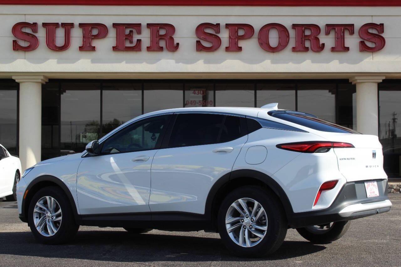 2025 White Buick Envista Preferred (KL47LAEPXSB) with an ECOTEC 1.2L Flex Fuel Turbo I3 137hp 162ft. lbs. 1.2L I3 engine, Automatic 6-Speed transmission, located at 4301 NW 39th , Oklahoma City, OK, 73112, (405) 949-5600, 35.512135, -97.598671 - NO DRIVERS LICENCE -NO FULL COVERAGE INSURANCE - NO CREDIT CHECK. COME ON OVER TO SUPERSPORTS, TAKE A LOOK AND TEST DRIVE. PLEASE GIVE US A CALL AT (405) 949-5600. NO LICENCIA DE CONDUCIR - NO SEGURO DE COBERTURA TOTAL - NO VERIFICACION DE CREDITO. VISITENOS EN SUPERSPORTS, MIRE NUESTRO - Photo#4