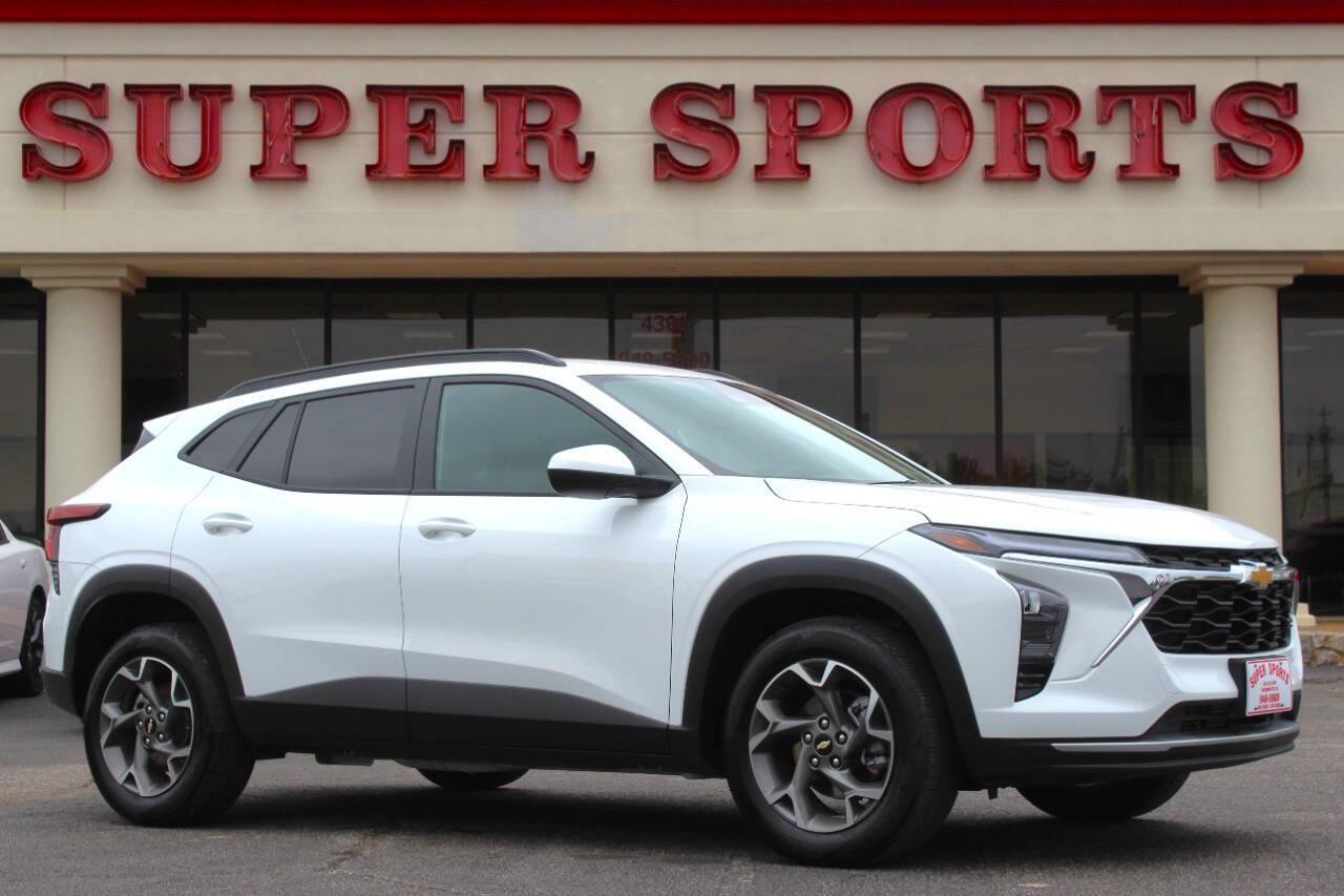 2025 White Chevrolet Trax LT (KL77LHEP1SC) with an ECOTEC 1.2L Flex Fuel Turbo I3 137hp 162ft. lbs. 1.2L I3 engine, Automatic 6-Speed transmission, located at 4301 NW 39th , Oklahoma City, OK, 73112, (405) 949-5600, 35.512135, -97.598671 - NO DRIVERS LICENCE -NO FULL COVERAGE INSURANCE - NO CREDIT CHECK. COME ON OVER TO SUPERSPORTS, TAKE A LOOK AND TEST DRIVE. PLEASE GIVE US A CALL AT (405) 949-5600. NO LICENCIA DE CONDUCIR - NO SEGURO DE COBERTURA TOTAL - NO VERIFICACION DE CREDITO. VISITENOS EN SUPERSPORTS, MIRE NUESTRO - Photo#0