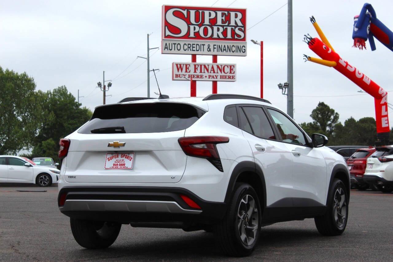 2025 White Chevrolet Trax LT (KL77LHEP1SC) with an ECOTEC 1.2L Flex Fuel Turbo I3 137hp 162ft. lbs. 1.2L I3 engine, Automatic 6-Speed transmission, located at 4301 NW 39th , Oklahoma City, OK, 73112, (405) 949-5600, 35.512135, -97.598671 - NO DRIVERS LICENCE -NO FULL COVERAGE INSURANCE - NO CREDIT CHECK. COME ON OVER TO SUPERSPORTS, TAKE A LOOK AND TEST DRIVE. PLEASE GIVE US A CALL AT (405) 949-5600. NO LICENCIA DE CONDUCIR - NO SEGURO DE COBERTURA TOTAL - NO VERIFICACION DE CREDITO. VISITENOS EN SUPERSPORTS, MIRE NUESTRO - Photo#3
