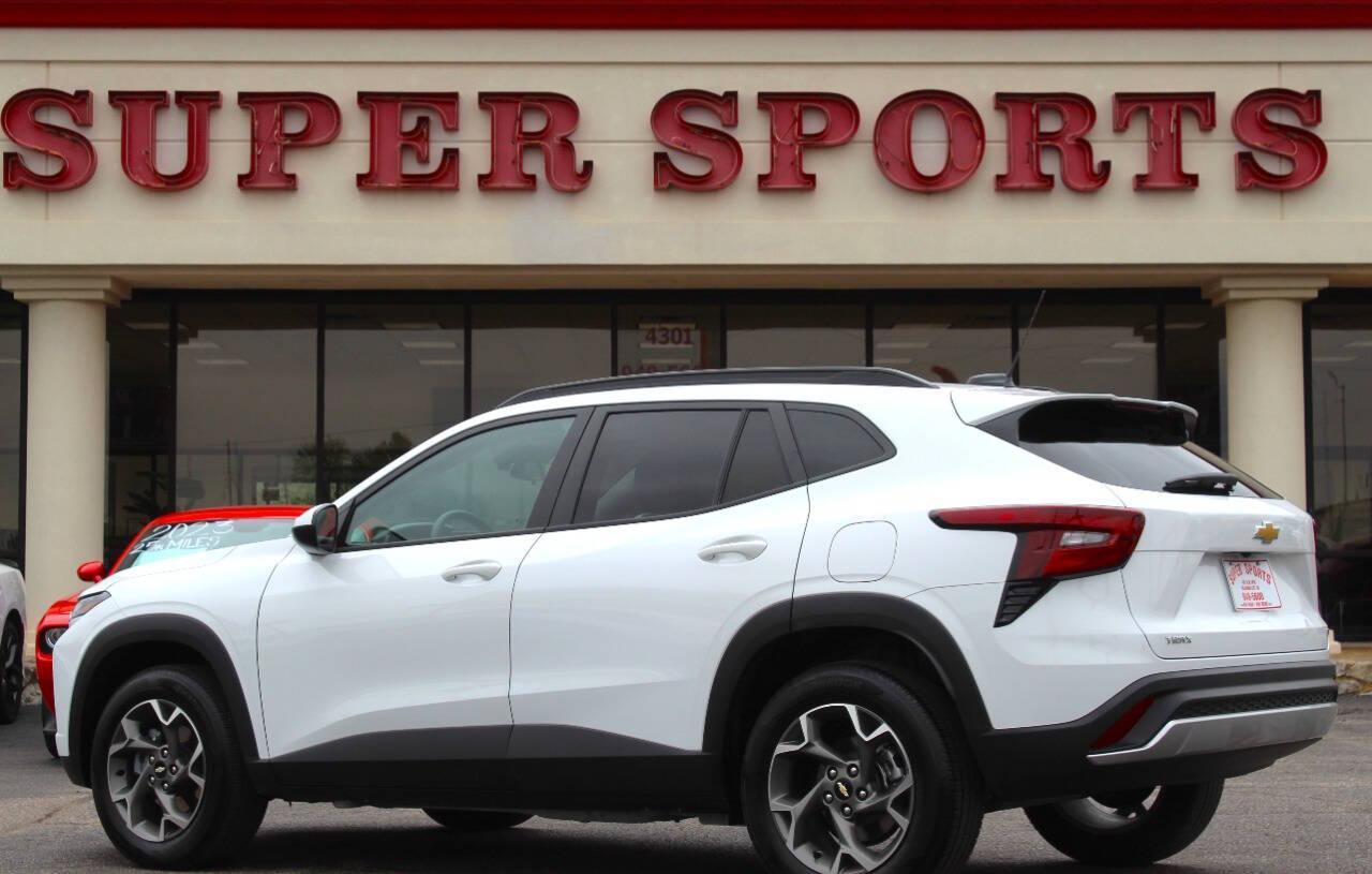 2025 White Chevrolet Trax LT (KL77LHEP1SC) with an ECOTEC 1.2L Flex Fuel Turbo I3 137hp 162ft. lbs. 1.2L I3 engine, Automatic 6-Speed transmission, located at 4301 NW 39th , Oklahoma City, OK, 73112, (405) 949-5600, 35.512135, -97.598671 - NO DRIVERS LICENCE -NO FULL COVERAGE INSURANCE - NO CREDIT CHECK. COME ON OVER TO SUPERSPORTS, TAKE A LOOK AND TEST DRIVE. PLEASE GIVE US A CALL AT (405) 949-5600. NO LICENCIA DE CONDUCIR - NO SEGURO DE COBERTURA TOTAL - NO VERIFICACION DE CREDITO. VISITENOS EN SUPERSPORTS, MIRE NUESTRO - Photo#4