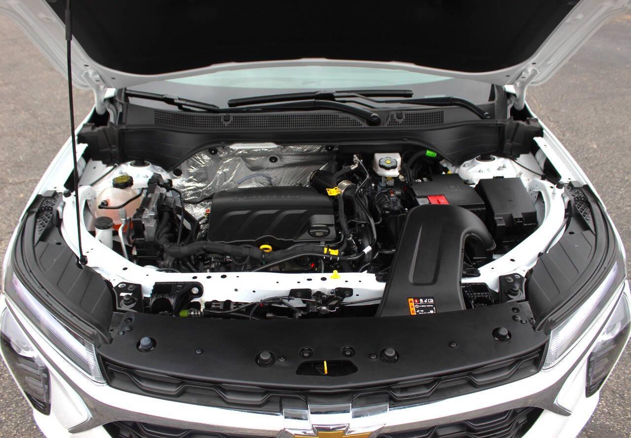 2025 White Chevrolet Trax LT (KL77LHEP1SC) with an ECOTEC 1.2L Flex Fuel Turbo I3 137hp 162ft. lbs. 1.2L I3 engine, Automatic 6-Speed transmission, located at 4301 NW 39th , Oklahoma City, OK, 73112, (405) 949-5600, 35.512135, -97.598671 - NO DRIVERS LICENCE -NO FULL COVERAGE INSURANCE - NO CREDIT CHECK. COME ON OVER TO SUPERSPORTS, TAKE A LOOK AND TEST DRIVE. PLEASE GIVE US A CALL AT (405) 949-5600. NO LICENCIA DE CONDUCIR - NO SEGURO DE COBERTURA TOTAL - NO VERIFICACION DE CREDITO. VISITENOS EN SUPERSPORTS, MIRE NUESTRO - Photo#7