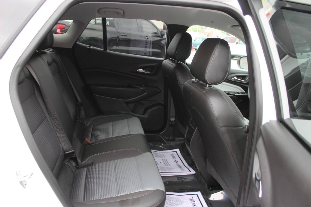 2025 White Chevrolet Trax LT (KL77LHEP1SC) with an ECOTEC 1.2L Flex Fuel Turbo I3 137hp 162ft. lbs. 1.2L I3 engine, Automatic 6-Speed transmission, located at 4301 NW 39th , Oklahoma City, OK, 73112, (405) 949-5600, 35.512135, -97.598671 - NO DRIVERS LICENCE -NO FULL COVERAGE INSURANCE - NO CREDIT CHECK. COME ON OVER TO SUPERSPORTS, TAKE A LOOK AND TEST DRIVE. PLEASE GIVE US A CALL AT (405) 949-5600. NO LICENCIA DE CONDUCIR - NO SEGURO DE COBERTURA TOTAL - NO VERIFICACION DE CREDITO. VISITENOS EN SUPERSPORTS, MIRE NUESTRO - Photo#10