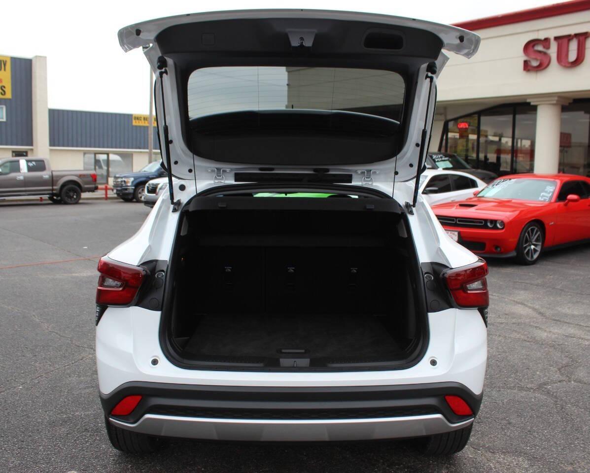 2025 White Chevrolet Trax LT (KL77LHEP1SC) with an ECOTEC 1.2L Flex Fuel Turbo I3 137hp 162ft. lbs. 1.2L I3 engine, Automatic 6-Speed transmission, located at 4301 NW 39th , Oklahoma City, OK, 73112, (405) 949-5600, 35.512135, -97.598671 - NO DRIVERS LICENCE -NO FULL COVERAGE INSURANCE - NO CREDIT CHECK. COME ON OVER TO SUPERSPORTS, TAKE A LOOK AND TEST DRIVE. PLEASE GIVE US A CALL AT (405) 949-5600. NO LICENCIA DE CONDUCIR - NO SEGURO DE COBERTURA TOTAL - NO VERIFICACION DE CREDITO. VISITENOS EN SUPERSPORTS, MIRE NUESTRO - Photo#12