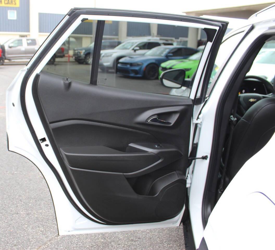 2025 White Chevrolet Trax LT (KL77LHEP1SC) with an ECOTEC 1.2L Flex Fuel Turbo I3 137hp 162ft. lbs. 1.2L I3 engine, Automatic 6-Speed transmission, located at 4301 NW 39th , Oklahoma City, OK, 73112, (405) 949-5600, 35.512135, -97.598671 - NO DRIVERS LICENCE -NO FULL COVERAGE INSURANCE - NO CREDIT CHECK. COME ON OVER TO SUPERSPORTS, TAKE A LOOK AND TEST DRIVE. PLEASE GIVE US A CALL AT (405) 949-5600. NO LICENCIA DE CONDUCIR - NO SEGURO DE COBERTURA TOTAL - NO VERIFICACION DE CREDITO. VISITENOS EN SUPERSPORTS, MIRE NUESTRO - Photo#15