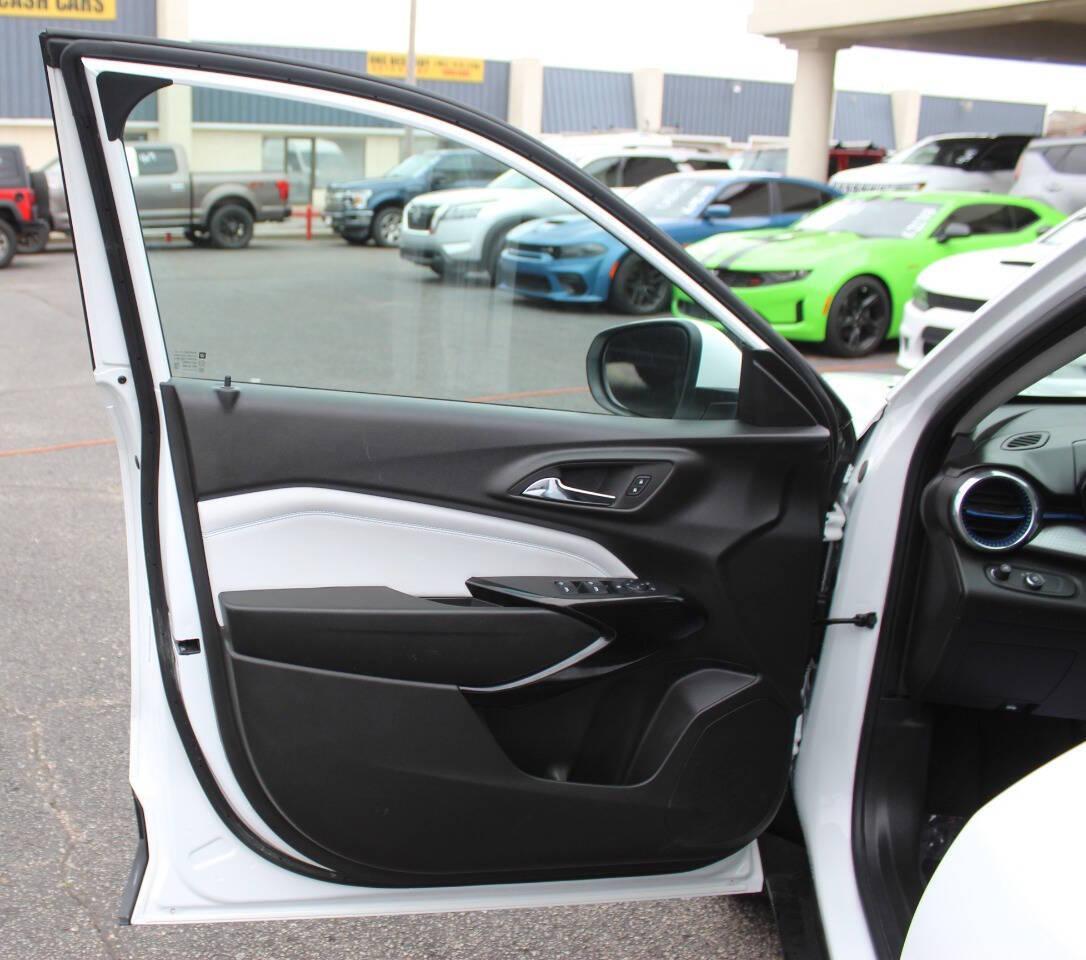 2025 White Chevrolet Trax LT (KL77LHEP1SC) with an ECOTEC 1.2L Flex Fuel Turbo I3 137hp 162ft. lbs. 1.2L I3 engine, Automatic 6-Speed transmission, located at 4301 NW 39th , Oklahoma City, OK, 73112, (405) 949-5600, 35.512135, -97.598671 - NO DRIVERS LICENCE -NO FULL COVERAGE INSURANCE - NO CREDIT CHECK. COME ON OVER TO SUPERSPORTS, TAKE A LOOK AND TEST DRIVE. PLEASE GIVE US A CALL AT (405) 949-5600. NO LICENCIA DE CONDUCIR - NO SEGURO DE COBERTURA TOTAL - NO VERIFICACION DE CREDITO. VISITENOS EN SUPERSPORTS, MIRE NUESTRO - Photo#17