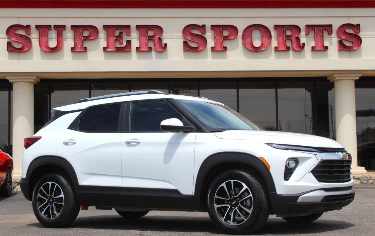 2025 White Chevrolet TrailBlazer LT (KL79MPSL3SB) with an ECOTEC 1.3L Turbo I3 155hp 174ft. lbs. 1.3L I3 engine, CVT transmission, located at 4301 NW 39th , Oklahoma City, OK, 73112, (405) 949-5600, 35.512135, -97.598671 - NO DRIVERS LICENCE -NO FULL COVERAGE INSURANCE - NO CREDIT CHECK. COME ON OVER TO SUPERSPORTS, TAKE A LOOK AND TEST DRIVE. PLEASE GIVE US A CALL AT (405) 949-5600. NO LICENCIA DE CONDUCIR - NO SEGURO DE COBERTURA TOTAL - NO VERIFICACION DE CREDITO. VISITENOS EN SUPERSPORTS, MIRE NUEST - Photo#0