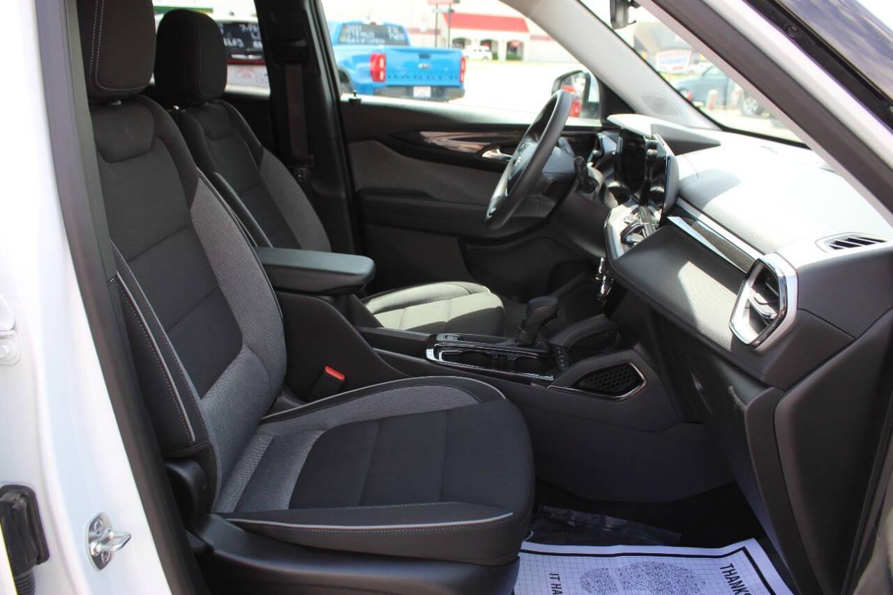 2025 White Chevrolet TrailBlazer LT (KL79MPSL3SB) with an ECOTEC 1.3L Turbo I3 155hp 174ft. lbs. 1.3L I3 engine, CVT transmission, located at 4301 NW 39th , Oklahoma City, OK, 73112, (405) 949-5600, 35.512135, -97.598671 - NO DRIVERS LICENCE -NO FULL COVERAGE INSURANCE - NO CREDIT CHECK. COME ON OVER TO SUPERSPORTS, TAKE A LOOK AND TEST DRIVE. PLEASE GIVE US A CALL AT (405) 949-5600. NO LICENCIA DE CONDUCIR - NO SEGURO DE COBERTURA TOTAL - NO VERIFICACION DE CREDITO. VISITENOS EN SUPERSPORTS, MIRE NUEST - Photo#8