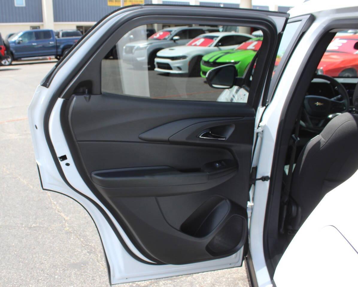 2025 White Chevrolet TrailBlazer LT (KL79MPSL3SB) with an ECOTEC 1.3L Turbo I3 155hp 174ft. lbs. 1.3L I3 engine, CVT transmission, located at 4301 NW 39th , Oklahoma City, OK, 73112, (405) 949-5600, 35.512135, -97.598671 - NO DRIVERS LICENCE -NO FULL COVERAGE INSURANCE - NO CREDIT CHECK. COME ON OVER TO SUPERSPORTS, TAKE A LOOK AND TEST DRIVE. PLEASE GIVE US A CALL AT (405) 949-5600. NO LICENCIA DE CONDUCIR - NO SEGURO DE COBERTURA TOTAL - NO VERIFICACION DE CREDITO. VISITENOS EN SUPERSPORTS, MIRE NUEST - Photo#15