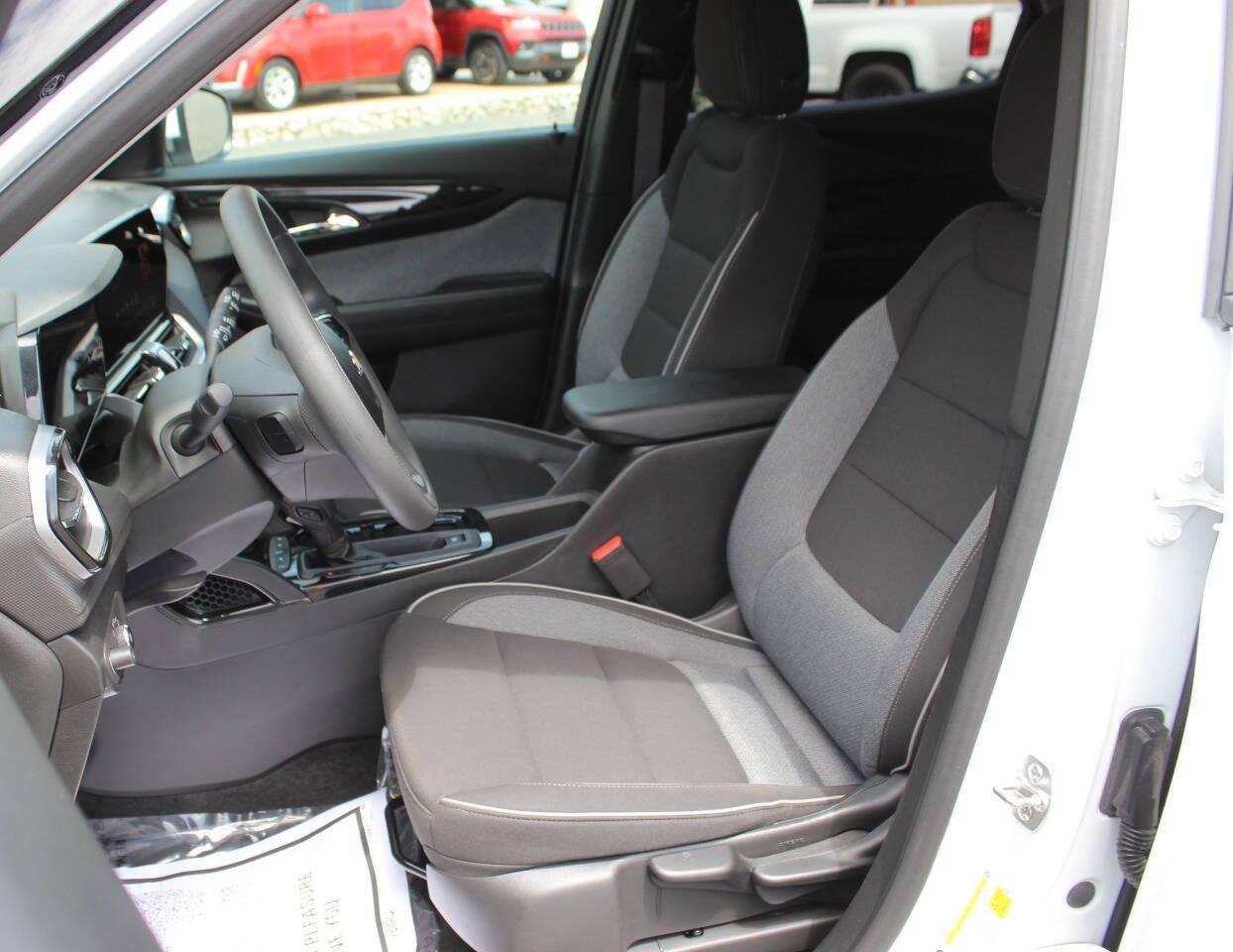 2025 White Chevrolet TrailBlazer LT (KL79MPSL3SB) with an ECOTEC 1.3L Turbo I3 155hp 174ft. lbs. 1.3L I3 engine, CVT transmission, located at 4301 NW 39th , Oklahoma City, OK, 73112, (405) 949-5600, 35.512135, -97.598671 - NO DRIVERS LICENCE -NO FULL COVERAGE INSURANCE - NO CREDIT CHECK. COME ON OVER TO SUPERSPORTS, TAKE A LOOK AND TEST DRIVE. PLEASE GIVE US A CALL AT (405) 949-5600. NO LICENCIA DE CONDUCIR - NO SEGURO DE COBERTURA TOTAL - NO VERIFICACION DE CREDITO. VISITENOS EN SUPERSPORTS, MIRE NUEST - Photo#16
