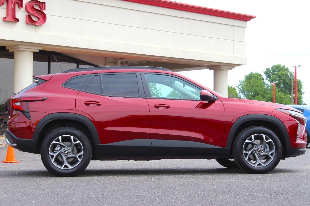 2025 Red Chevrolet Trax LT (KL77LHEP4SC) with an ECOTEC 1.2L Flex Fuel Turbo I3 137hp 162ft. lbs. 1.2L I3 engine, Automatic 6-Speed transmission, located at 4301 NW 39th , Oklahoma City, OK, 73112, (405) 949-5600, 35.512135, -97.598671 - NO DRIVERS LICENCE -NO FULL COVERAGE INSURANCE - NO CREDIT CHECK. COME ON OVER TO SUPERSPORTS, TAKE A LOOK AND TEST DRIVE. PLEASE GIVE US A CALL AT (405) 949-5600. NO LICENCIA DE CONDUCIR - NO SEGURO DE COBERTURA TOTAL - NO VERIFICACION DE CREDITO. VISITENOS EN SUPERSPORTS, MIRE NUESTRO - Photo#2