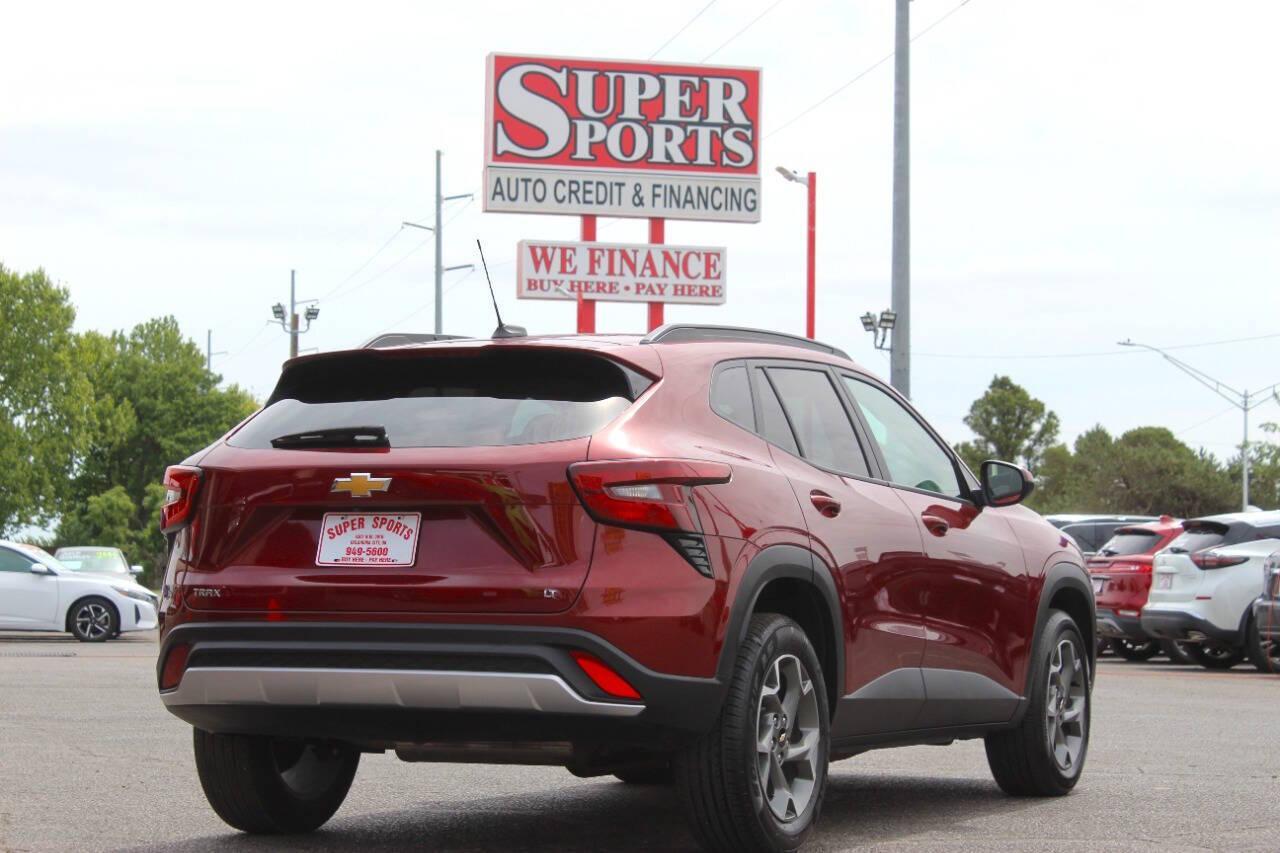 2025 Red Chevrolet Trax LT (KL77LHEP4SC) with an ECOTEC 1.2L Flex Fuel Turbo I3 137hp 162ft. lbs. 1.2L I3 engine, Automatic 6-Speed transmission, located at 4301 NW 39th , Oklahoma City, OK, 73112, (405) 949-5600, 35.512135, -97.598671 - NO DRIVERS LICENCE -NO FULL COVERAGE INSURANCE - NO CREDIT CHECK. COME ON OVER TO SUPERSPORTS, TAKE A LOOK AND TEST DRIVE. PLEASE GIVE US A CALL AT (405) 949-5600. NO LICENCIA DE CONDUCIR - NO SEGURO DE COBERTURA TOTAL - NO VERIFICACION DE CREDITO. VISITENOS EN SUPERSPORTS, MIRE NUESTRO - Photo#3