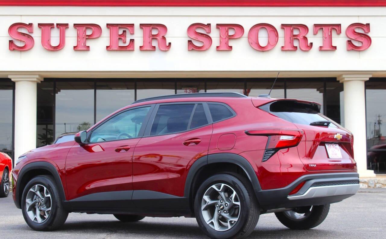 2025 Red Chevrolet Trax LT (KL77LHEP4SC) with an ECOTEC 1.2L Flex Fuel Turbo I3 137hp 162ft. lbs. 1.2L I3 engine, Automatic 6-Speed transmission, located at 4301 NW 39th , Oklahoma City, OK, 73112, (405) 949-5600, 35.512135, -97.598671 - NO DRIVERS LICENCE -NO FULL COVERAGE INSURANCE - NO CREDIT CHECK. COME ON OVER TO SUPERSPORTS, TAKE A LOOK AND TEST DRIVE. PLEASE GIVE US A CALL AT (405) 949-5600. NO LICENCIA DE CONDUCIR - NO SEGURO DE COBERTURA TOTAL - NO VERIFICACION DE CREDITO. VISITENOS EN SUPERSPORTS, MIRE NUESTRO - Photo#4