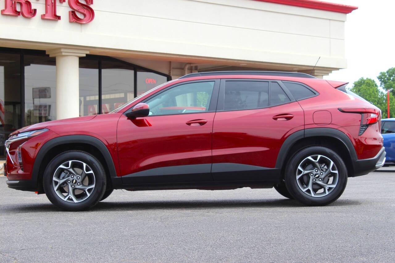 2025 Red Chevrolet Trax LT (KL77LHEP4SC) with an ECOTEC 1.2L Flex Fuel Turbo I3 137hp 162ft. lbs. 1.2L I3 engine, Automatic 6-Speed transmission, located at 4301 NW 39th , Oklahoma City, OK, 73112, (405) 949-5600, 35.512135, -97.598671 - NO DRIVERS LICENCE -NO FULL COVERAGE INSURANCE - NO CREDIT CHECK. COME ON OVER TO SUPERSPORTS, TAKE A LOOK AND TEST DRIVE. PLEASE GIVE US A CALL AT (405) 949-5600. NO LICENCIA DE CONDUCIR - NO SEGURO DE COBERTURA TOTAL - NO VERIFICACION DE CREDITO. VISITENOS EN SUPERSPORTS, MIRE NUESTRO - Photo#5