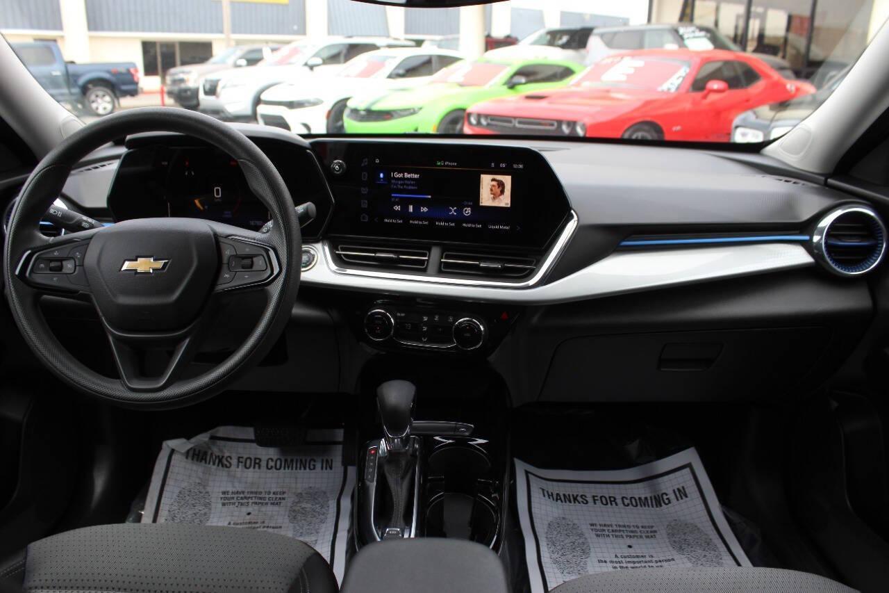 2025 Red Chevrolet Trax LT (KL77LHEP4SC) with an ECOTEC 1.2L Flex Fuel Turbo I3 137hp 162ft. lbs. 1.2L I3 engine, Automatic 6-Speed transmission, located at 4301 NW 39th , Oklahoma City, OK, 73112, (405) 949-5600, 35.512135, -97.598671 - NO DRIVERS LICENCE -NO FULL COVERAGE INSURANCE - NO CREDIT CHECK. COME ON OVER TO SUPERSPORTS, TAKE A LOOK AND TEST DRIVE. PLEASE GIVE US A CALL AT (405) 949-5600. NO LICENCIA DE CONDUCIR - NO SEGURO DE COBERTURA TOTAL - NO VERIFICACION DE CREDITO. VISITENOS EN SUPERSPORTS, MIRE NUESTRO - Photo#18