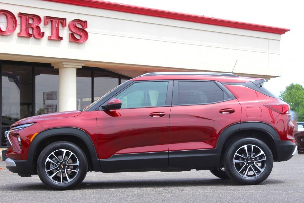 2025 Maroon Chevrolet TrailBlazer LT AWD (KL79MRSL4SB) with an ECOTEC 1.3L Turbo I3 155hp 174ft. lbs. 1.3L I3 engine, Automatic 9-Speed transmission, located at 4301 NW 39th , Oklahoma City, OK, 73112, (405) 949-5600, 35.512135, -97.598671 - NO DRIVERS LICENCE -NO FULL COVERAGE INSURANCE - NO CREDIT CHECK. COME ON OVER TO SUPERSPORTS, TAKE A LOOK AND TEST DRIVE. PLEASE GIVE US A CALL AT (405) 949-5600. NO LICENCIA DE CONDUCIR - NO SEGURO DE COBERTURA TOTAL - NO VERIFICACION DE CREDITO. VISITENOS EN SUPERSPORTS, MIRE NUESTRO - Photo#5