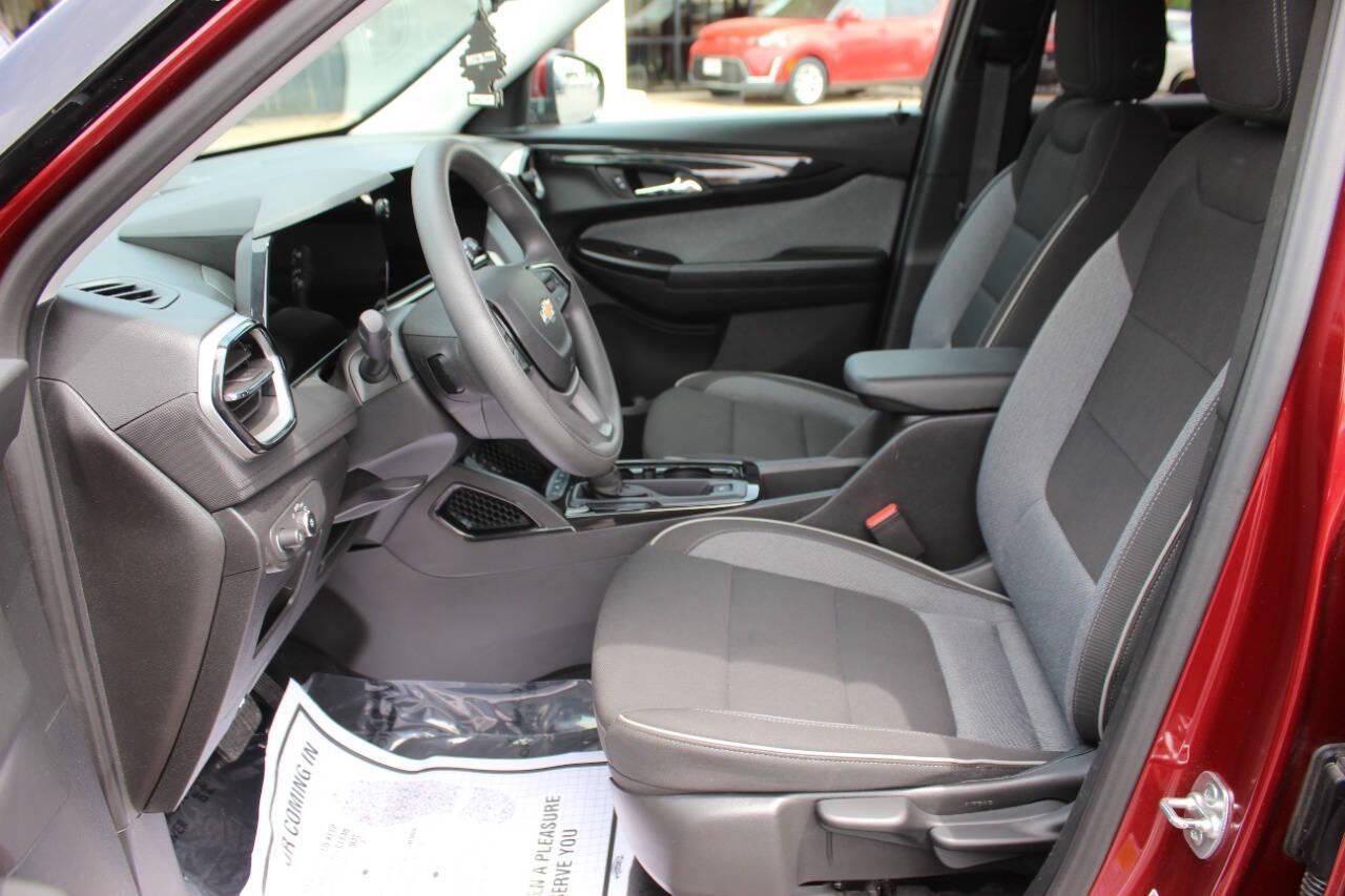 2025 Maroon Chevrolet TrailBlazer LT AWD (KL79MRSL4SB) with an ECOTEC 1.3L Turbo I3 155hp 174ft. lbs. 1.3L I3 engine, Automatic 9-Speed transmission, located at 4301 NW 39th , Oklahoma City, OK, 73112, (405) 949-5600, 35.512135, -97.598671 - NO DRIVERS LICENCE -NO FULL COVERAGE INSURANCE - NO CREDIT CHECK. COME ON OVER TO SUPERSPORTS, TAKE A LOOK AND TEST DRIVE. PLEASE GIVE US A CALL AT (405) 949-5600. NO LICENCIA DE CONDUCIR - NO SEGURO DE COBERTURA TOTAL - NO VERIFICACION DE CREDITO. VISITENOS EN SUPERSPORTS, MIRE NUESTRO - Photo#16