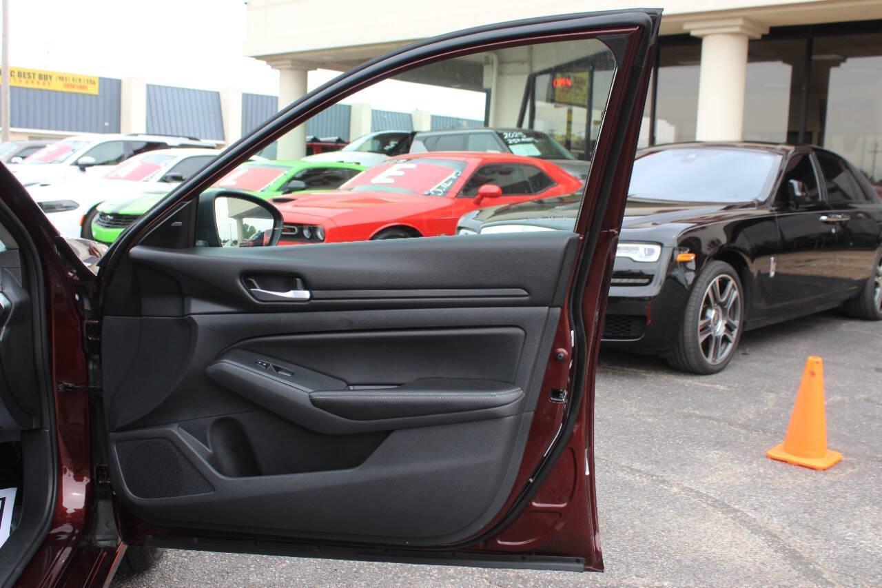 2025 Burgundy Nissan Altima 2.5 SV (1N4BL4DV4SN) with an 2.5L I4 188hp 180ft. lbs. 2.5L I4 engine, CVT transmission, located at 4301 NW 39th , Oklahoma City, OK, 73112, (405) 949-5600, 35.512135, -97.598671 - NO DRIVERS LICENCE -NO FULL COVERAGE INSURANCE - NO CREDIT CHECK. COME ON OVER TO SUPERSPORTS, TAKE A LOOK AND TEST DRIVE. PLEASE GIVE US A CALL AT (405) 949-5600. NO LICENCIA DE CONDUCIR - NO SEGURO DE COBERTURA TOTAL - NO VERIFICACION DE CREDITO. VISITENOS EN SUPERSPORTS, MIRE NUESTRO - Photo#9