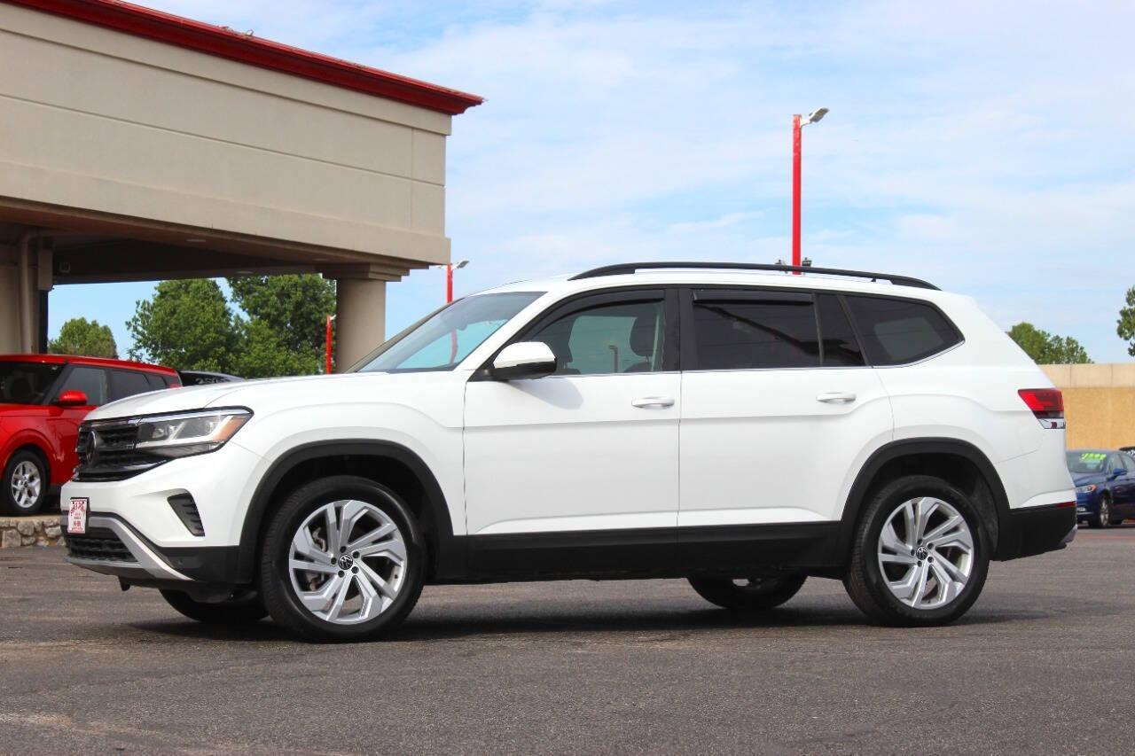 2023 White Volkswagen Atlas V6 SE w/Technology 4MOTION (1V2HR2CA4PC) with an 3.6L V6 276hp 266ft. lbs. 3.6L V6 engine, Automatic 8-Speed transmission, located at 4301 NW 39th , Oklahoma City, OK, 73112, (405) 949-5600, 35.512135, -97.598671 - NO DRIVERS LICENCE -NO FULL COVERAGE INSURANCE - NO CREDIT CHECK. COME ON OVER TO SUPERSPORTS, TAKE A LOOK AND TEST DRIVE. PLEASE GIVE US A CALL AT (405) 949-5600. NO LICENCIA DE CONDUCIR - NO SEGURO DE COBERTURA TOTAL - NO VERIFICACION DE CREDITO. VISITENOS EN SUPERSPORTS, MIRE NUESTRO - Photo#5