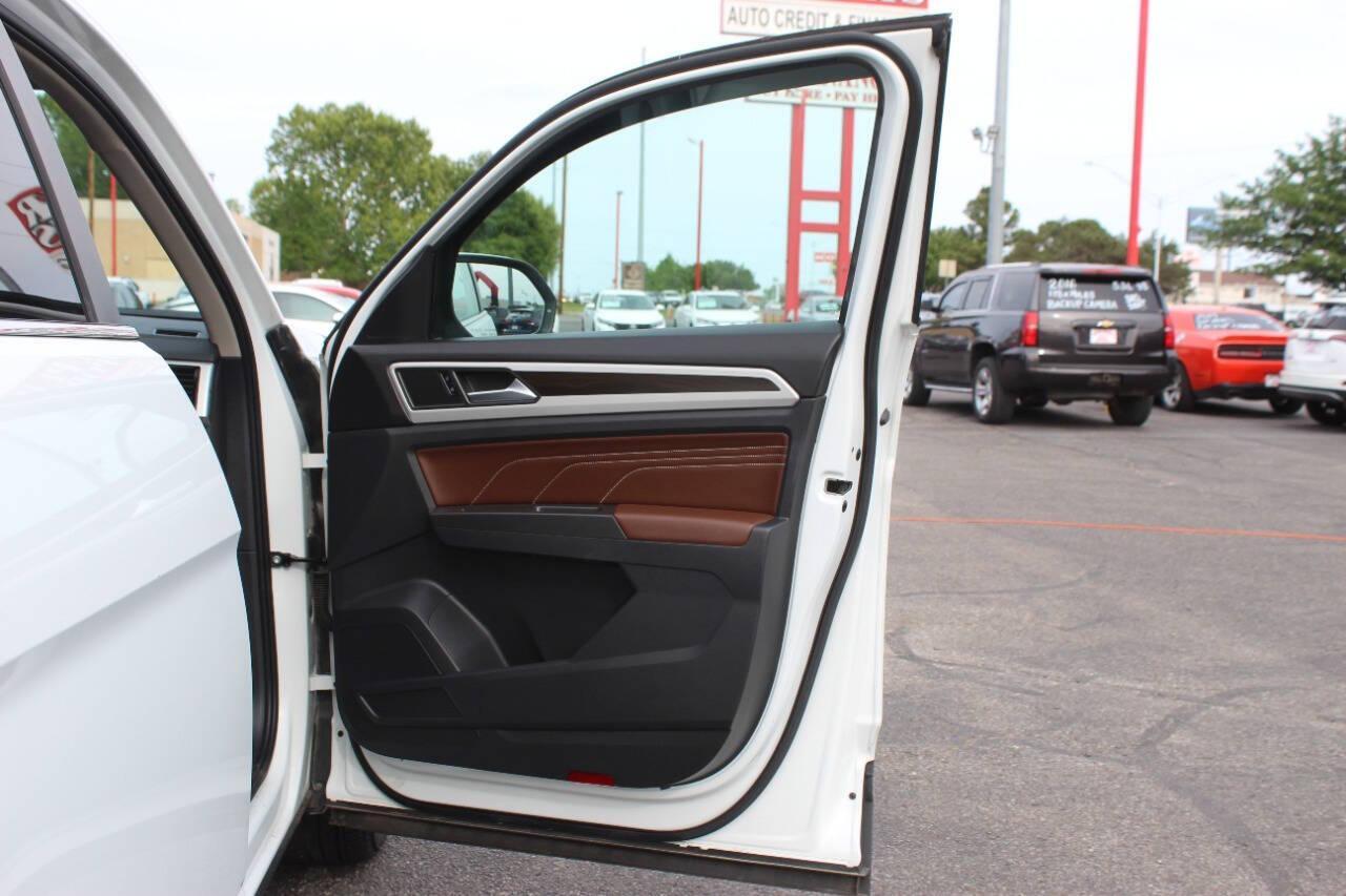 2023 White Volkswagen Atlas V6 SE w/Technology 4MOTION (1V2HR2CA4PC) with an 3.6L V6 276hp 266ft. lbs. 3.6L V6 engine, Automatic 8-Speed transmission, located at 4301 NW 39th , Oklahoma City, OK, 73112, (405) 949-5600, 35.512135, -97.598671 - NO DRIVERS LICENCE -NO FULL COVERAGE INSURANCE - NO CREDIT CHECK. COME ON OVER TO SUPERSPORTS, TAKE A LOOK AND TEST DRIVE. PLEASE GIVE US A CALL AT (405) 949-5600. NO LICENCIA DE CONDUCIR - NO SEGURO DE COBERTURA TOTAL - NO VERIFICACION DE CREDITO. VISITENOS EN SUPERSPORTS, MIRE NUESTRO - Photo#9