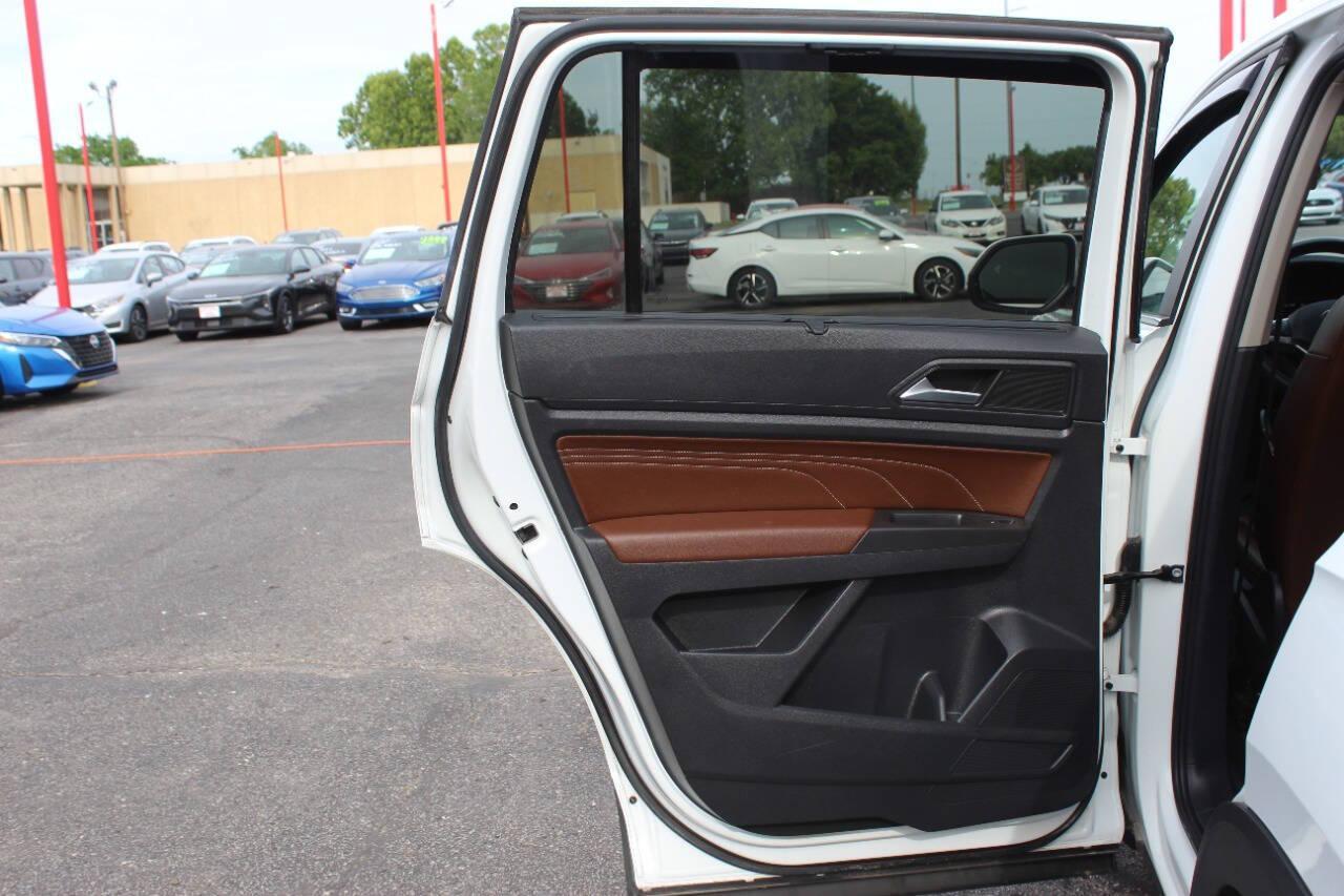 2023 White Volkswagen Atlas V6 SE w/Technology 4MOTION (1V2HR2CA4PC) with an 3.6L V6 276hp 266ft. lbs. 3.6L V6 engine, Automatic 8-Speed transmission, located at 4301 NW 39th , Oklahoma City, OK, 73112, (405) 949-5600, 35.512135, -97.598671 - NO DRIVERS LICENCE -NO FULL COVERAGE INSURANCE - NO CREDIT CHECK. COME ON OVER TO SUPERSPORTS, TAKE A LOOK AND TEST DRIVE. PLEASE GIVE US A CALL AT (405) 949-5600. NO LICENCIA DE CONDUCIR - NO SEGURO DE COBERTURA TOTAL - NO VERIFICACION DE CREDITO. VISITENOS EN SUPERSPORTS, MIRE NUESTRO - Photo#18