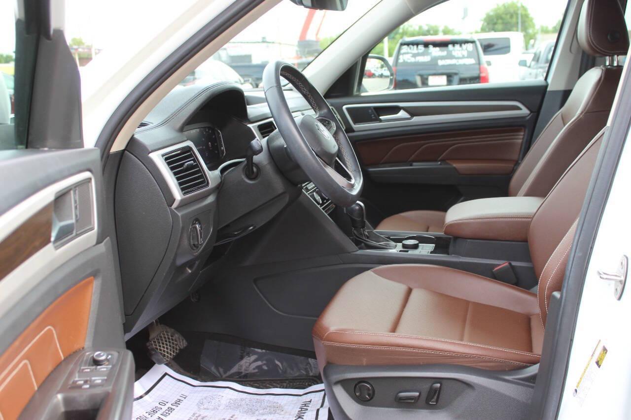 2023 White Volkswagen Atlas V6 SE w/Technology 4MOTION (1V2HR2CA4PC) with an 3.6L V6 276hp 266ft. lbs. 3.6L V6 engine, Automatic 8-Speed transmission, located at 4301 NW 39th , Oklahoma City, OK, 73112, (405) 949-5600, 35.512135, -97.598671 - NO DRIVERS LICENCE -NO FULL COVERAGE INSURANCE - NO CREDIT CHECK. COME ON OVER TO SUPERSPORTS, TAKE A LOOK AND TEST DRIVE. PLEASE GIVE US A CALL AT (405) 949-5600. NO LICENCIA DE CONDUCIR - NO SEGURO DE COBERTURA TOTAL - NO VERIFICACION DE CREDITO. VISITENOS EN SUPERSPORTS, MIRE NUESTRO - Photo#19