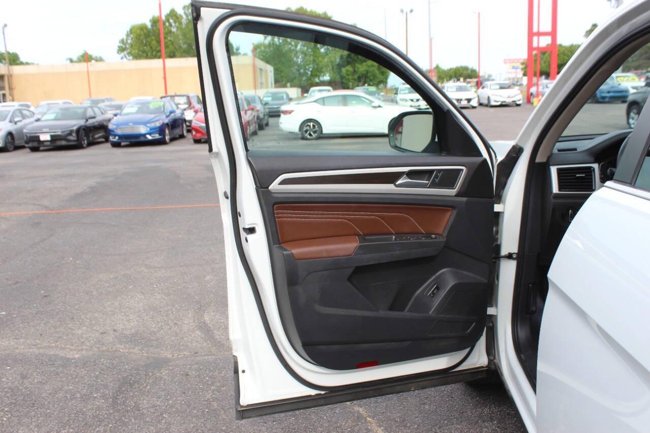 2023 White Volkswagen Atlas V6 SE w/Technology 4MOTION (1V2HR2CA4PC) with an 3.6L V6 276hp 266ft. lbs. 3.6L V6 engine, Automatic 8-Speed transmission, located at 4301 NW 39th , Oklahoma City, OK, 73112, (405) 949-5600, 35.512135, -97.598671 - NO DRIVERS LICENCE -NO FULL COVERAGE INSURANCE - NO CREDIT CHECK. COME ON OVER TO SUPERSPORTS, TAKE A LOOK AND TEST DRIVE. PLEASE GIVE US A CALL AT (405) 949-5600. NO LICENCIA DE CONDUCIR - NO SEGURO DE COBERTURA TOTAL - NO VERIFICACION DE CREDITO. VISITENOS EN SUPERSPORTS, MIRE NUESTRO - Photo#20