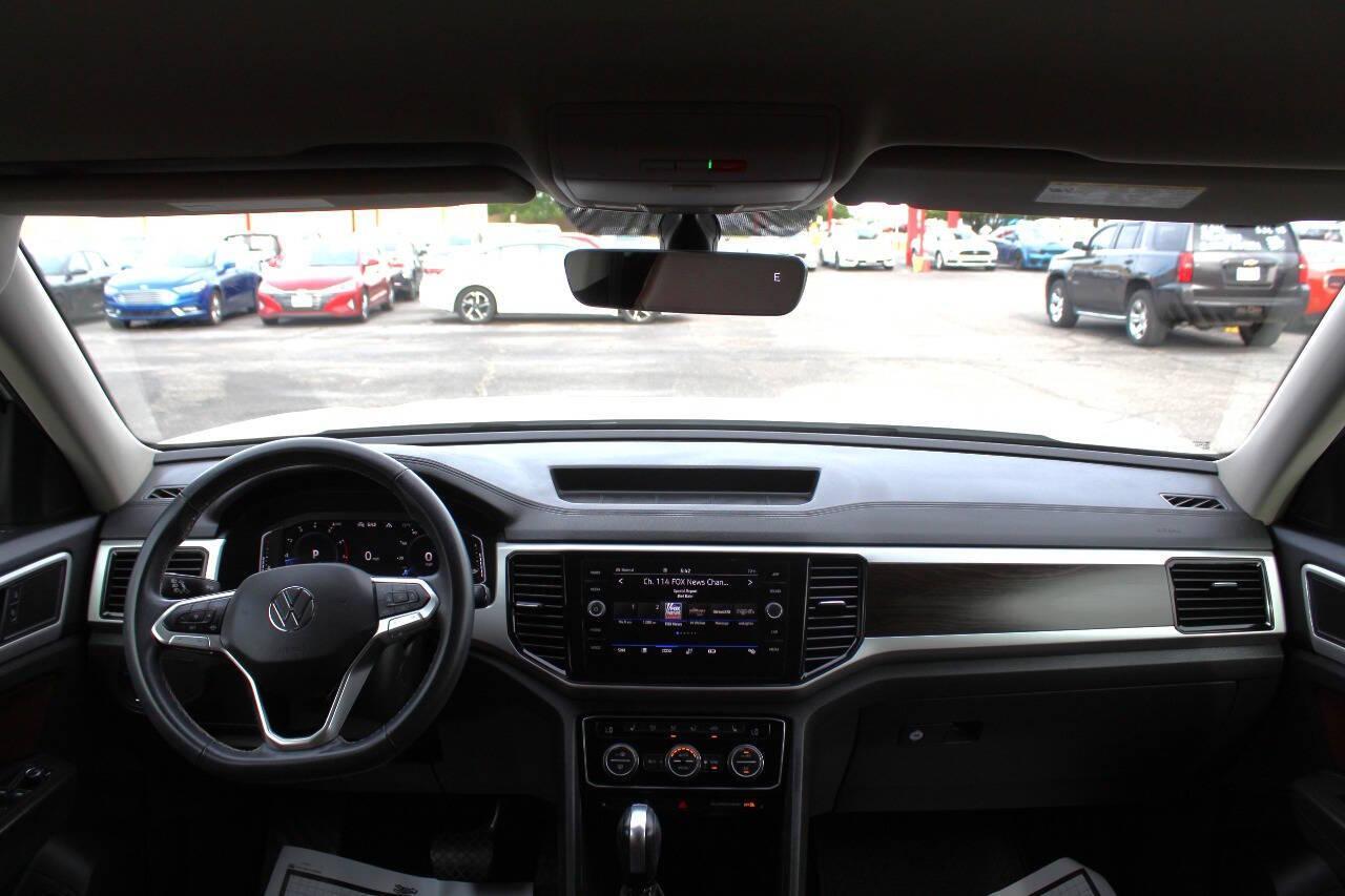 2023 White Volkswagen Atlas V6 SE w/Technology 4MOTION (1V2HR2CA4PC) with an 3.6L V6 276hp 266ft. lbs. 3.6L V6 engine, Automatic 8-Speed transmission, located at 4301 NW 39th , Oklahoma City, OK, 73112, (405) 949-5600, 35.512135, -97.598671 - NO DRIVERS LICENCE -NO FULL COVERAGE INSURANCE - NO CREDIT CHECK. COME ON OVER TO SUPERSPORTS, TAKE A LOOK AND TEST DRIVE. PLEASE GIVE US A CALL AT (405) 949-5600. NO LICENCIA DE CONDUCIR - NO SEGURO DE COBERTURA TOTAL - NO VERIFICACION DE CREDITO. VISITENOS EN SUPERSPORTS, MIRE NUESTRO - Photo#21