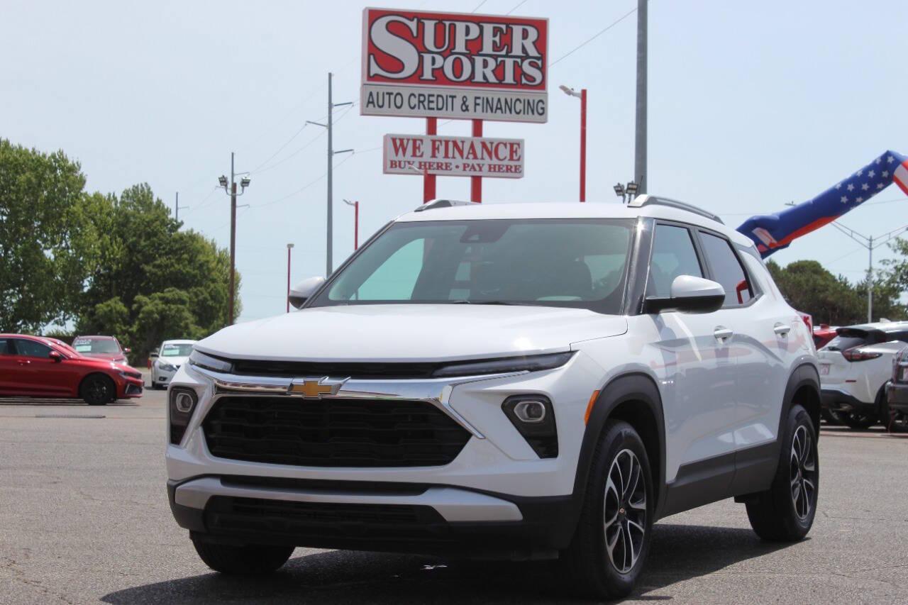 2025 White Chevrolet TrailBlazer LT (KL79MPSL1SB) with an ECOTEC 1.3L Turbo I3 155hp 174ft. lbs. 1.3L I3 engine, CVT transmission, located at 4301 NW 39th , Oklahoma City, OK, 73112, (405) 949-5600, 35.512135, -97.598671 - NO DRIVERS LICENCE -NO FULL COVERAGE INSURANCE - NO CREDIT CHECK. COME ON OVER TO SUPERSPORTS, TAKE A LOOK AND TEST DRIVE. PLEASE GIVE US A CALL AT (405) 949-5600. NO LICENCIA DE CONDUCIR - NO SEGURO DE COBERTURA TOTAL - NO VERIFICACION DE CREDITO. VISITENOS EN SUPERSPORTS, MIRE NUESTRO - Photo#6