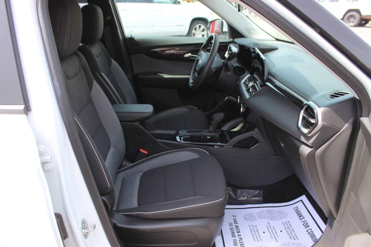 2025 White Chevrolet TrailBlazer LT (KL79MPSL1SB) with an ECOTEC 1.3L Turbo I3 155hp 174ft. lbs. 1.3L I3 engine, CVT transmission, located at 4301 NW 39th , Oklahoma City, OK, 73112, (405) 949-5600, 35.512135, -97.598671 - NO DRIVERS LICENCE -NO FULL COVERAGE INSURANCE - NO CREDIT CHECK. COME ON OVER TO SUPERSPORTS, TAKE A LOOK AND TEST DRIVE. PLEASE GIVE US A CALL AT (405) 949-5600. NO LICENCIA DE CONDUCIR - NO SEGURO DE COBERTURA TOTAL - NO VERIFICACION DE CREDITO. VISITENOS EN SUPERSPORTS, MIRE NUESTRO - Photo#7