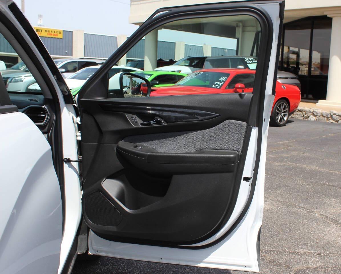 2025 White Chevrolet TrailBlazer LT (KL79MPSL1SB) with an ECOTEC 1.3L Turbo I3 155hp 174ft. lbs. 1.3L I3 engine, CVT transmission, located at 4301 NW 39th , Oklahoma City, OK, 73112, (405) 949-5600, 35.512135, -97.598671 - NO DRIVERS LICENCE -NO FULL COVERAGE INSURANCE - NO CREDIT CHECK. COME ON OVER TO SUPERSPORTS, TAKE A LOOK AND TEST DRIVE. PLEASE GIVE US A CALL AT (405) 949-5600. NO LICENCIA DE CONDUCIR - NO SEGURO DE COBERTURA TOTAL - NO VERIFICACION DE CREDITO. VISITENOS EN SUPERSPORTS, MIRE NUESTRO - Photo#8