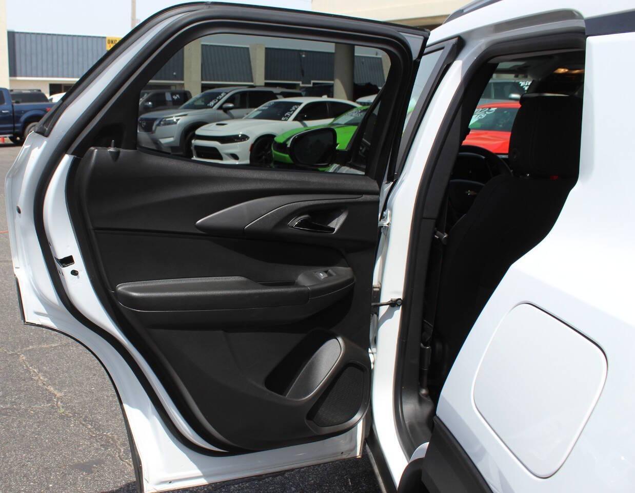 2025 White Chevrolet TrailBlazer LT (KL79MPSL1SB) with an ECOTEC 1.3L Turbo I3 155hp 174ft. lbs. 1.3L I3 engine, CVT transmission, located at 4301 NW 39th , Oklahoma City, OK, 73112, (405) 949-5600, 35.512135, -97.598671 - NO DRIVERS LICENCE -NO FULL COVERAGE INSURANCE - NO CREDIT CHECK. COME ON OVER TO SUPERSPORTS, TAKE A LOOK AND TEST DRIVE. PLEASE GIVE US A CALL AT (405) 949-5600. NO LICENCIA DE CONDUCIR - NO SEGURO DE COBERTURA TOTAL - NO VERIFICACION DE CREDITO. VISITENOS EN SUPERSPORTS, MIRE NUESTRO - Photo#14
