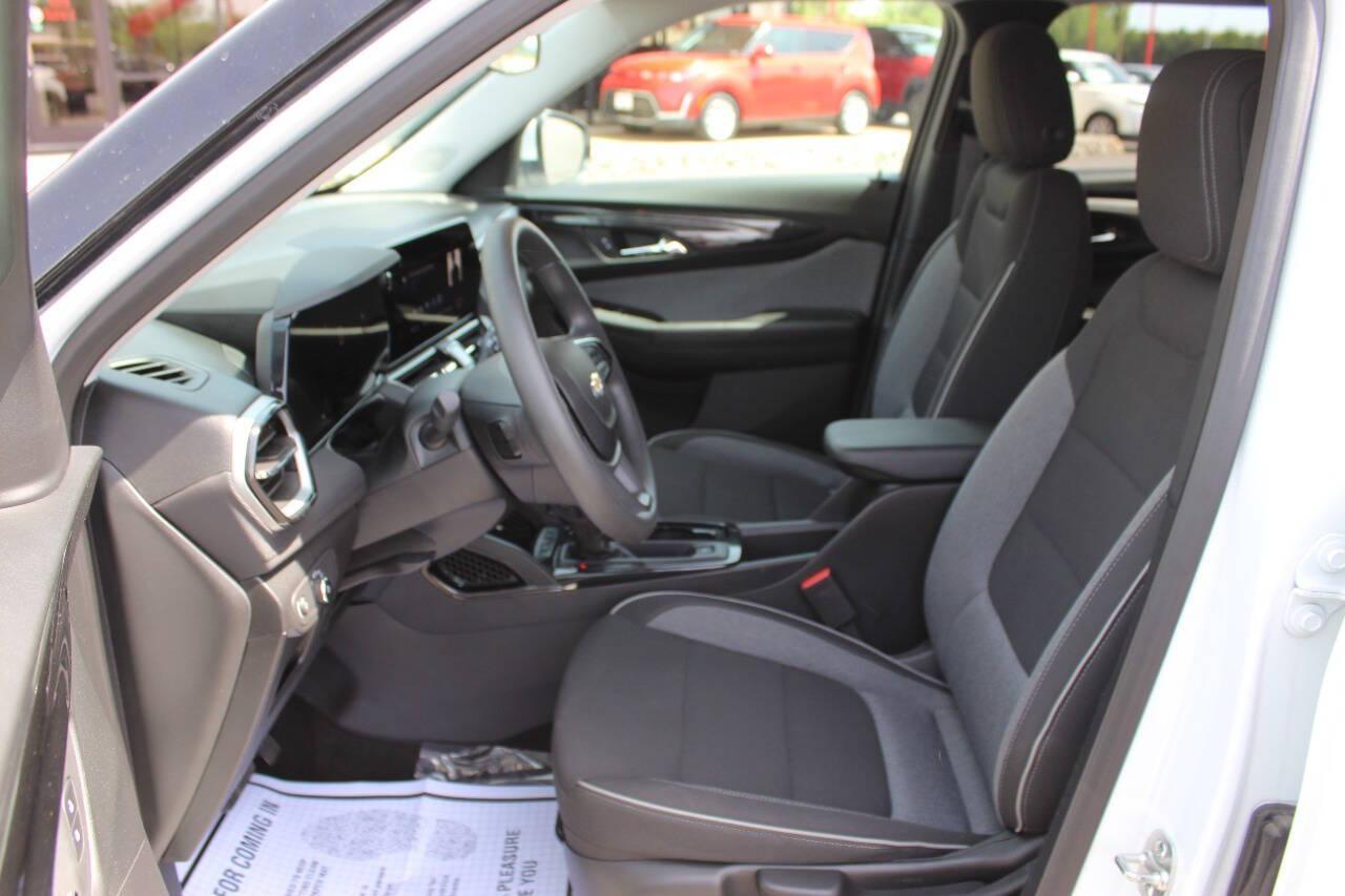 2025 White Chevrolet TrailBlazer LT (KL79MPSL1SB) with an ECOTEC 1.3L Turbo I3 155hp 174ft. lbs. 1.3L I3 engine, CVT transmission, located at 4301 NW 39th , Oklahoma City, OK, 73112, (405) 949-5600, 35.512135, -97.598671 - NO DRIVERS LICENCE -NO FULL COVERAGE INSURANCE - NO CREDIT CHECK. COME ON OVER TO SUPERSPORTS, TAKE A LOOK AND TEST DRIVE. PLEASE GIVE US A CALL AT (405) 949-5600. NO LICENCIA DE CONDUCIR - NO SEGURO DE COBERTURA TOTAL - NO VERIFICACION DE CREDITO. VISITENOS EN SUPERSPORTS, MIRE NUESTRO - Photo#15