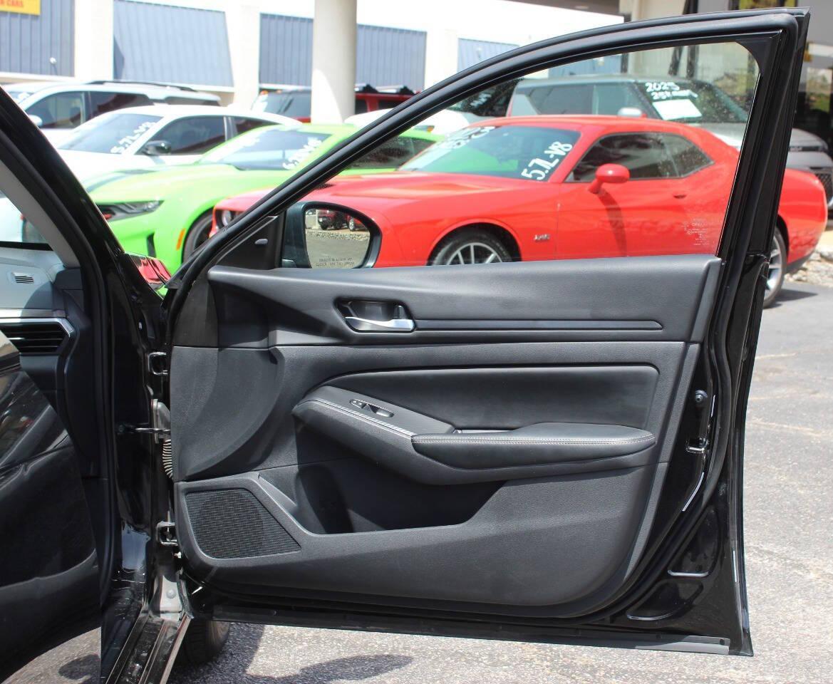 2025 Black Nissan Altima 2.5 SV (1N4BL4DV1SN) with an 2.5L I4 188hp 180ft. lbs. 2.5L I4 engine, CVT transmission, located at 4301 NW 39th , Oklahoma City, OK, 73112, (405) 949-5600, 35.512135, -97.598671 - NO DRIVERS LICENCE -NO FULL COVERAGE INSURANCE - NO CREDIT CHECK. COME ON OVER TO SUPERSPORTS, TAKE A LOOK AND TEST DRIVE. PLEASE GIVE US A CALL AT (405) 949-5600. NO LICENCIA DE CONDUCIR - NO SEGURO DE COBERTURA TOTAL - NO VERIFICACION DE CREDITO. VISITENOS EN SUPERSPORTS, MIRE NUESTRO - Photo#9